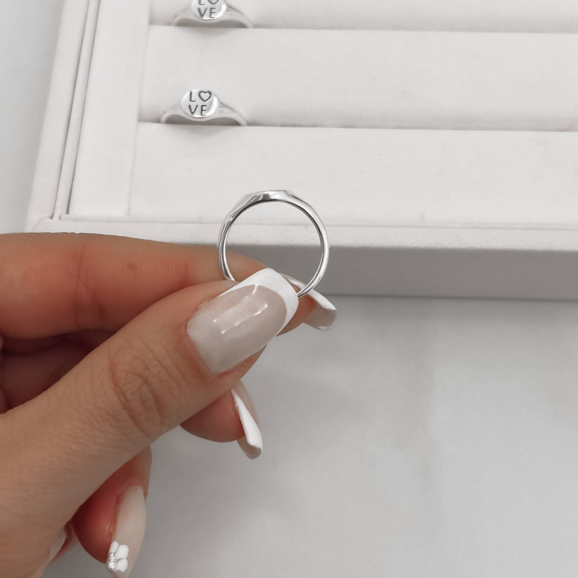 Imagem Secundária Anel redondo escrito love resina