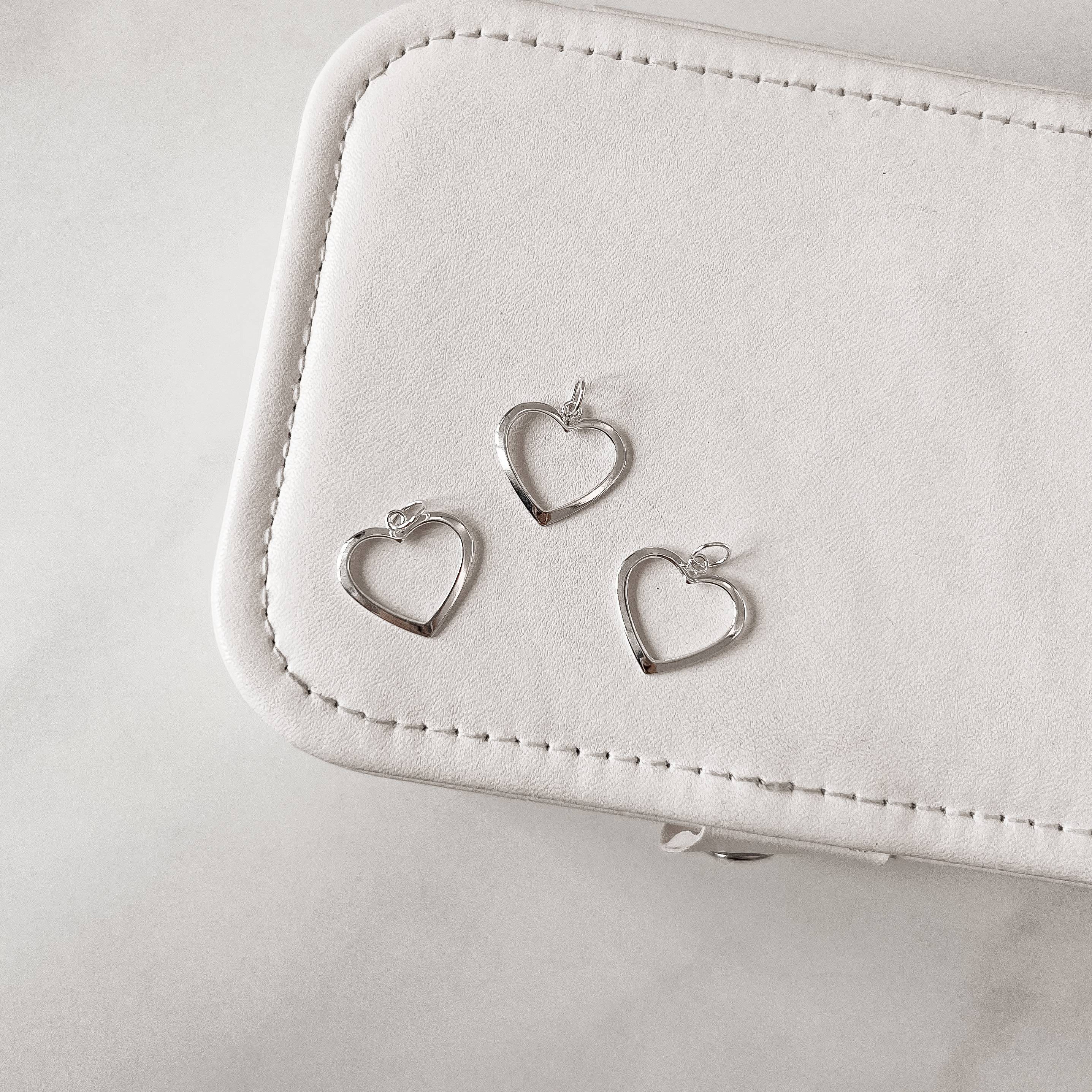 Pingente coração vazado 17mm