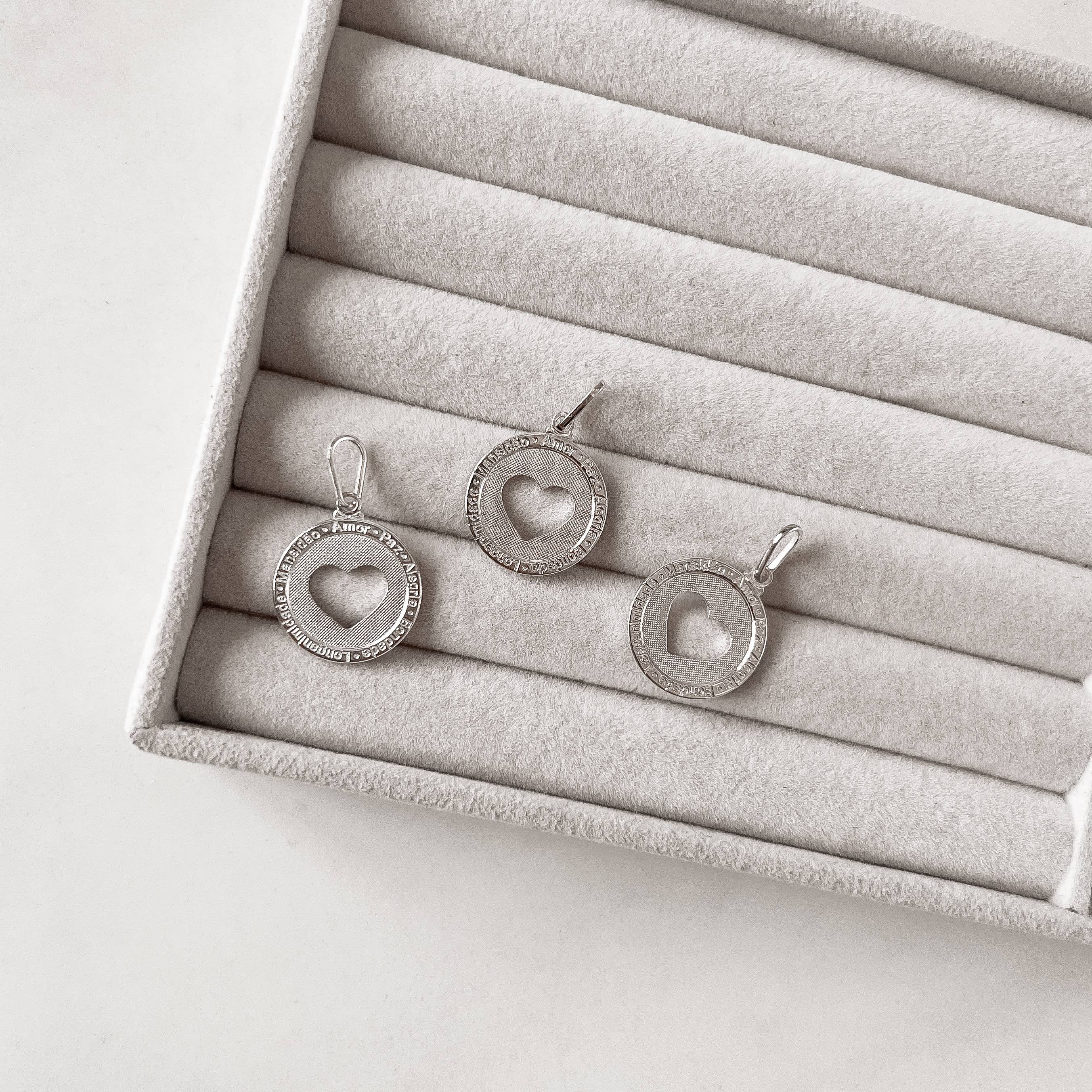 Pingente medalha coração vazada 20mm