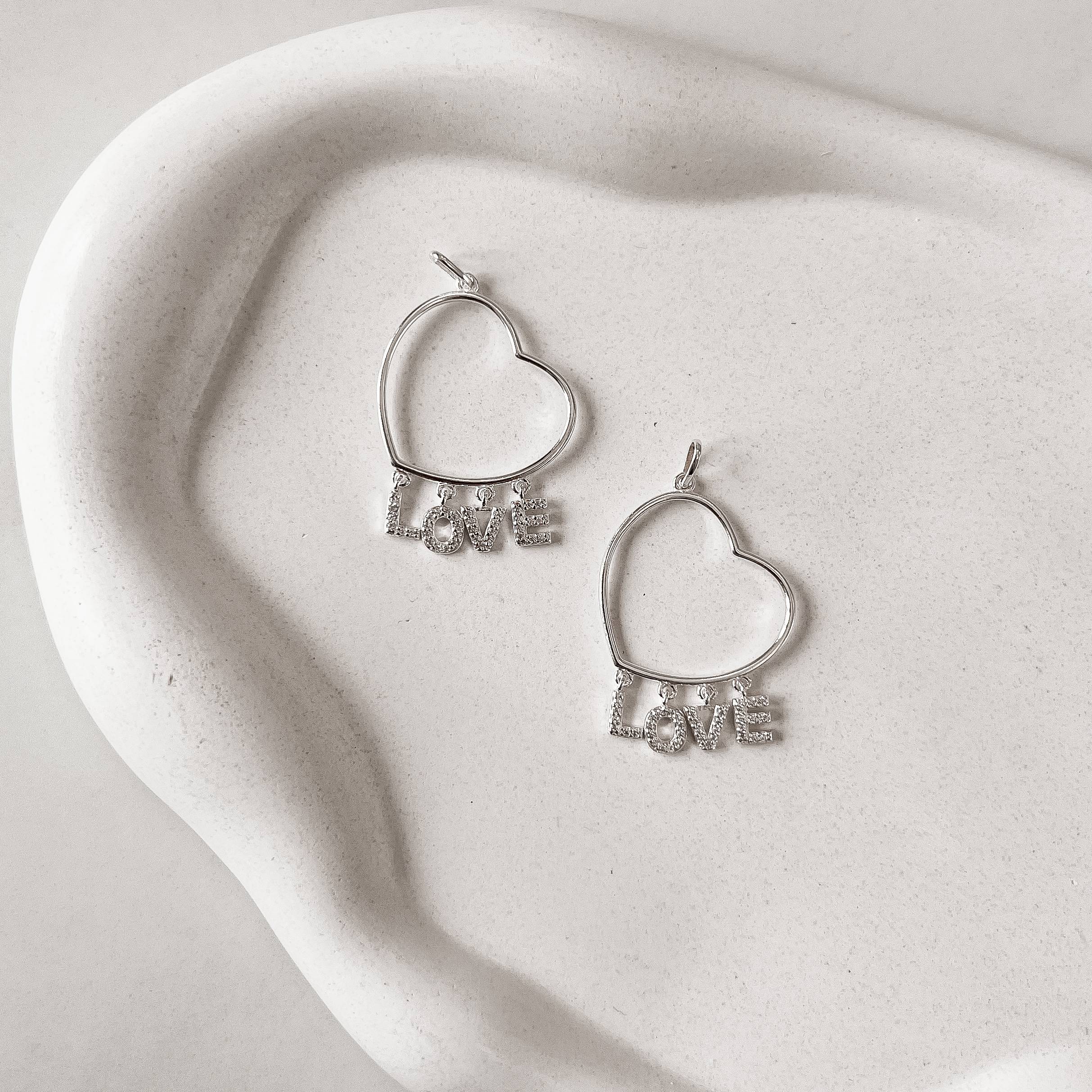 Pingente coração vazado 26mm com pingentes love