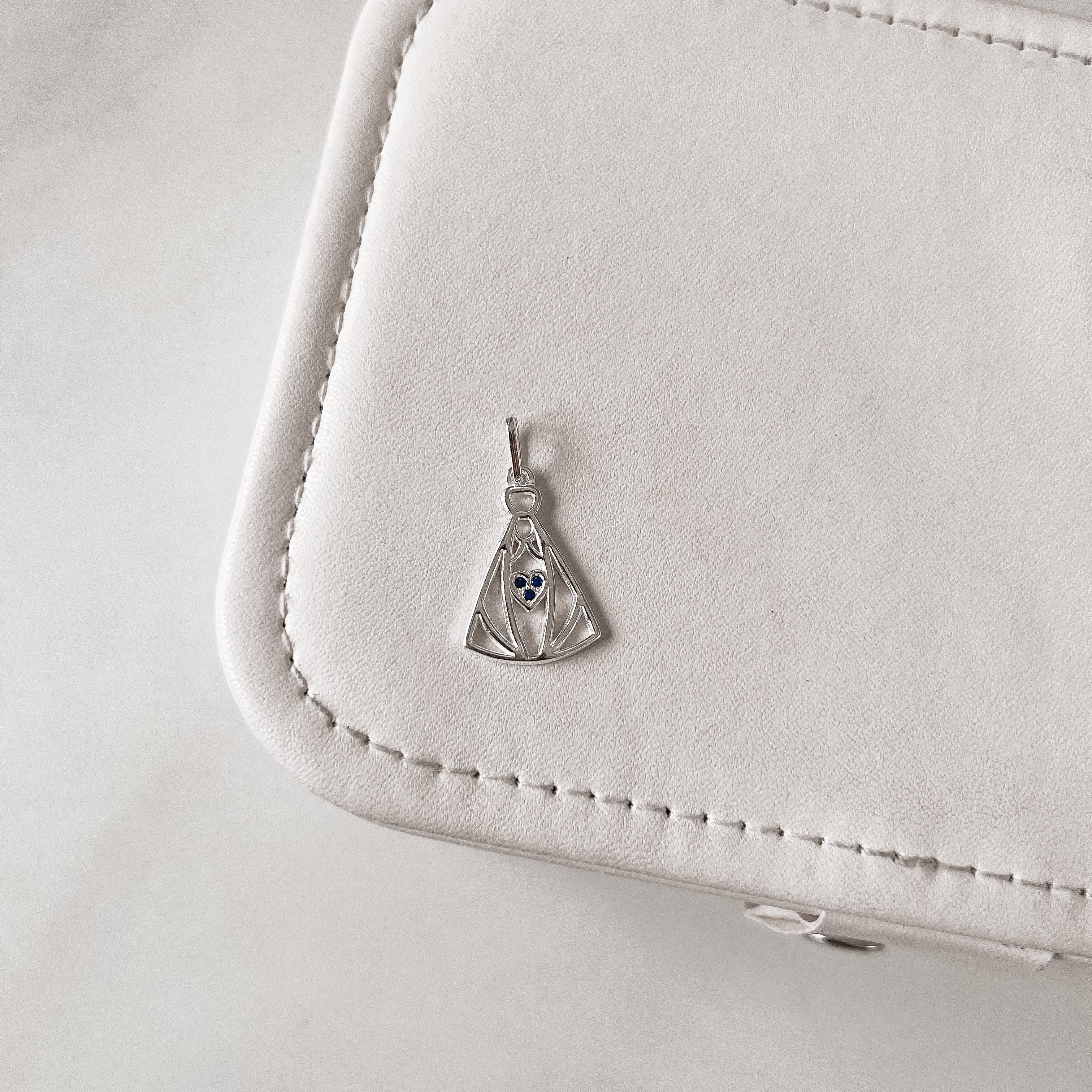 Pingente Nsa. Sra. Aparecida detalhe cravejado 20mm