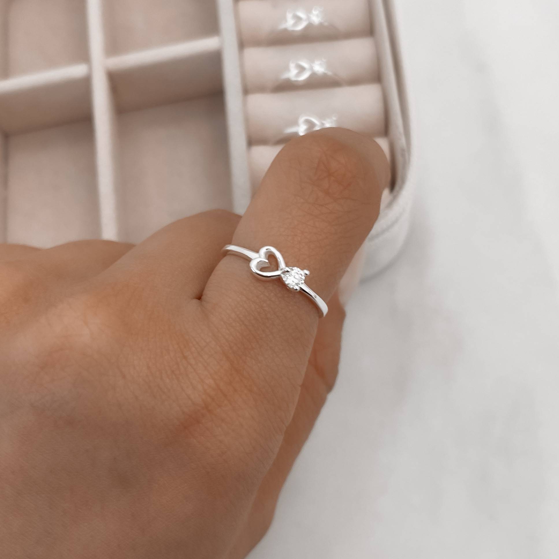 Imagem Anel coração de lado e zircônia