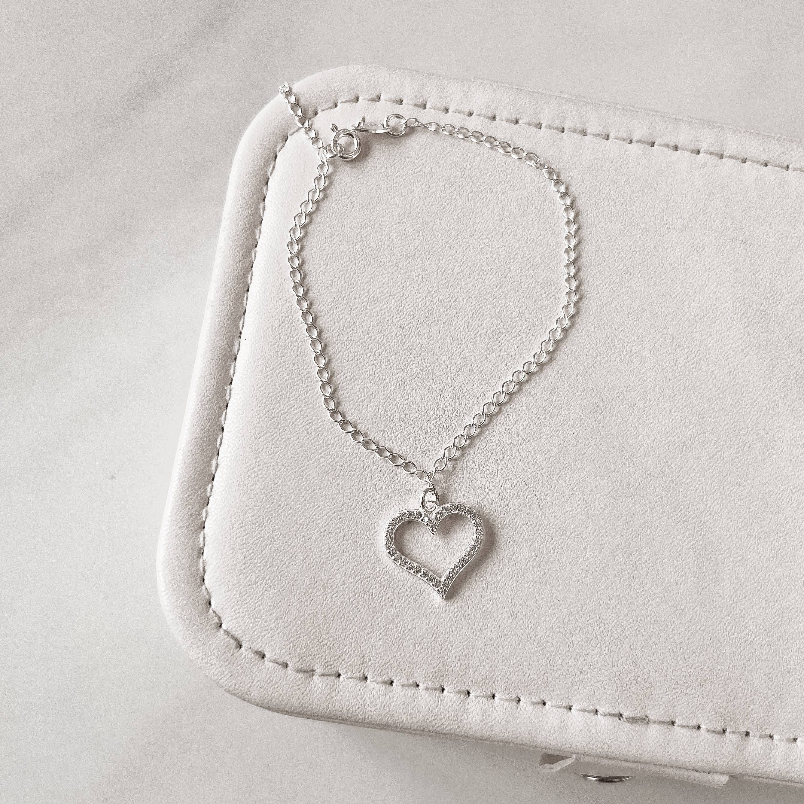 Pulseira pingente coração vazado cravejado 16mm