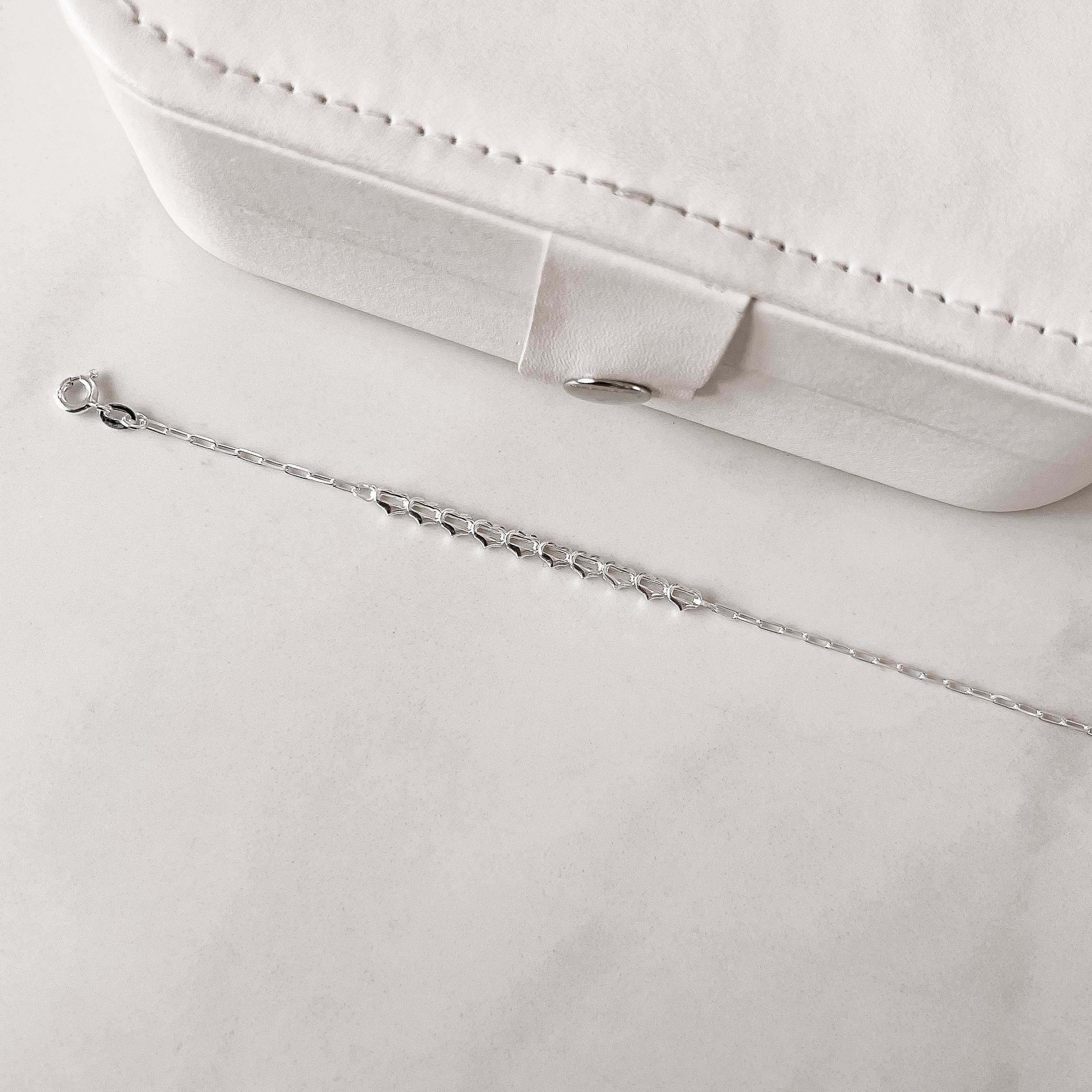 Pulseira entremeio corações corrente cartier