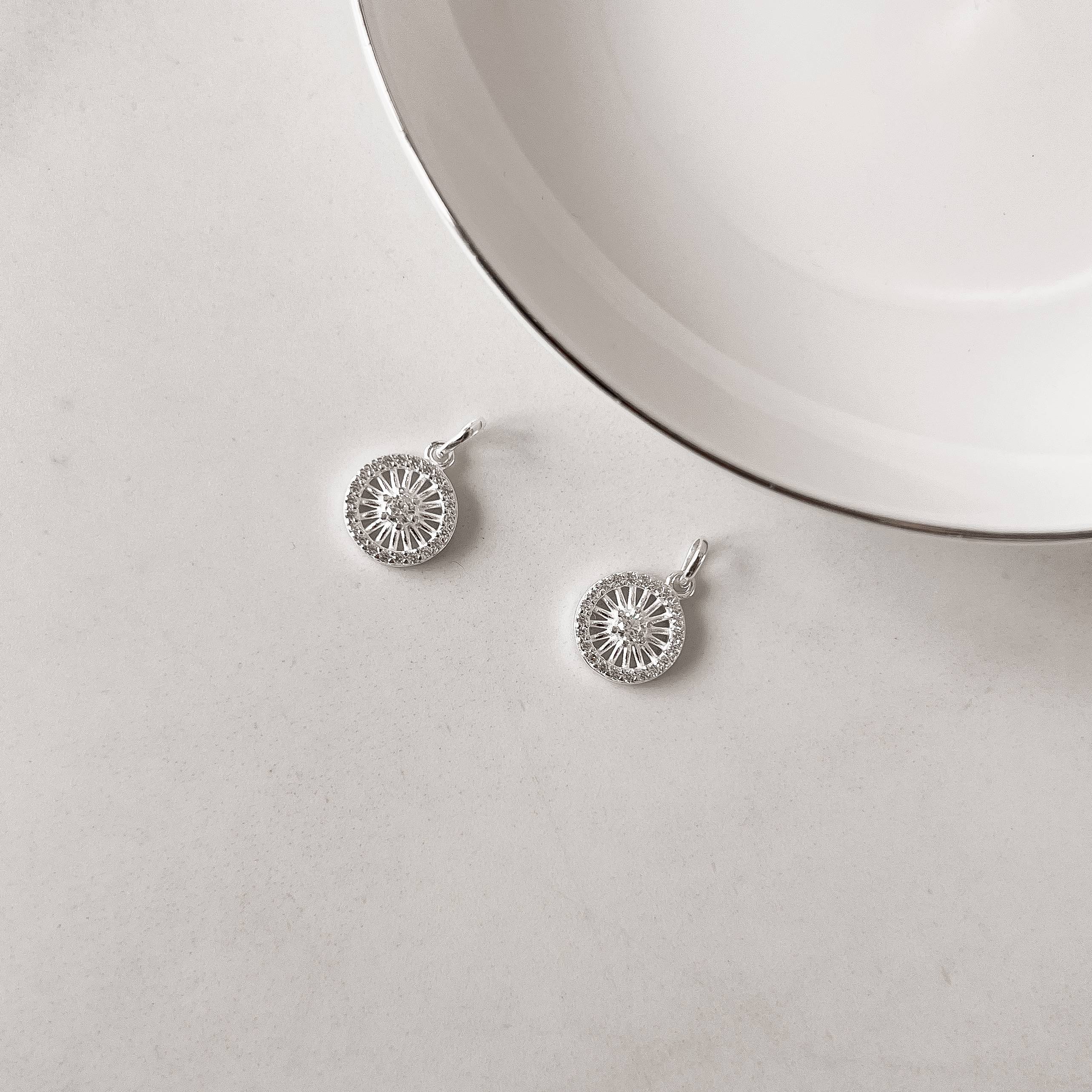 Pingente círculo cravejado vazado 11mm