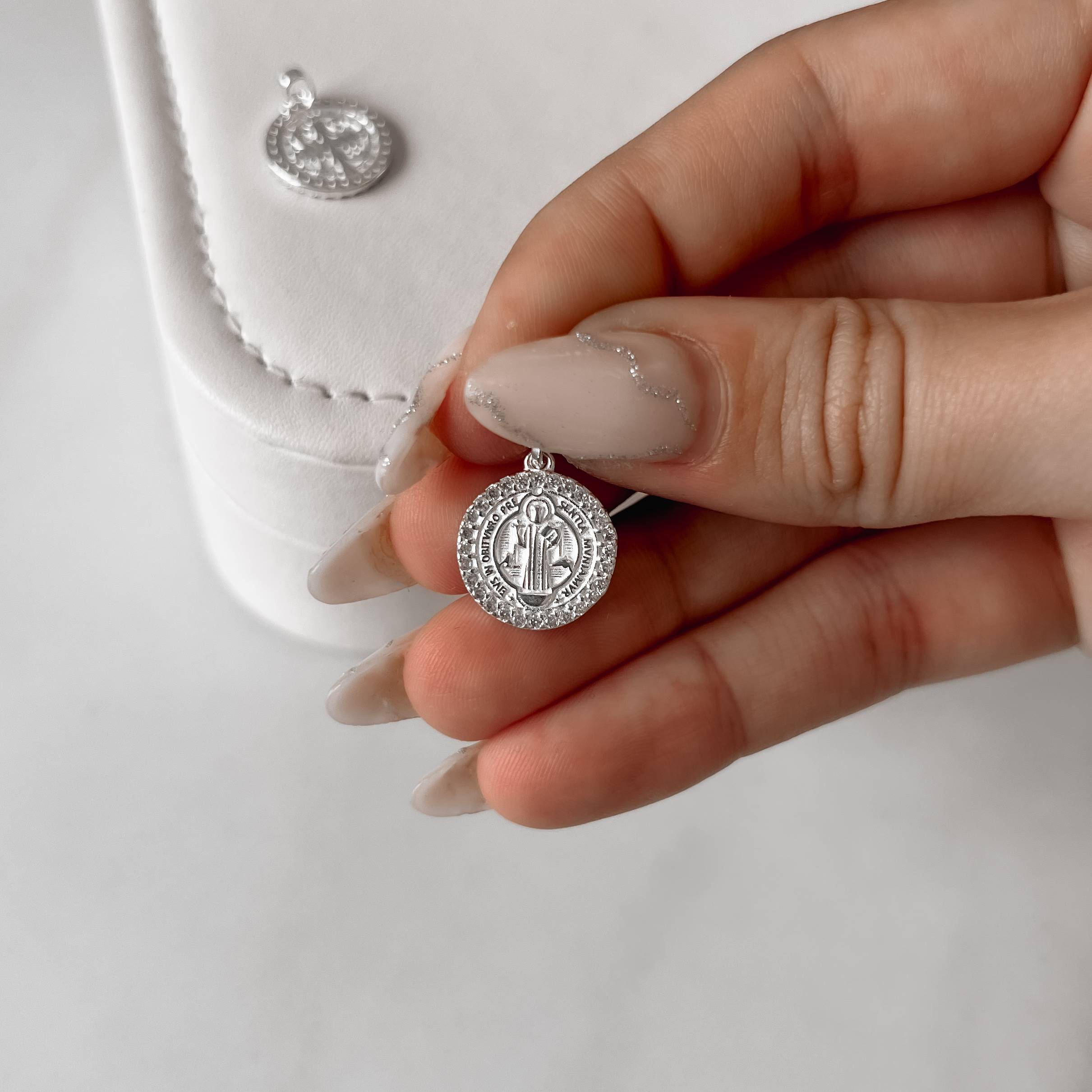 Pingente medalha São Bento cravejada 14mm