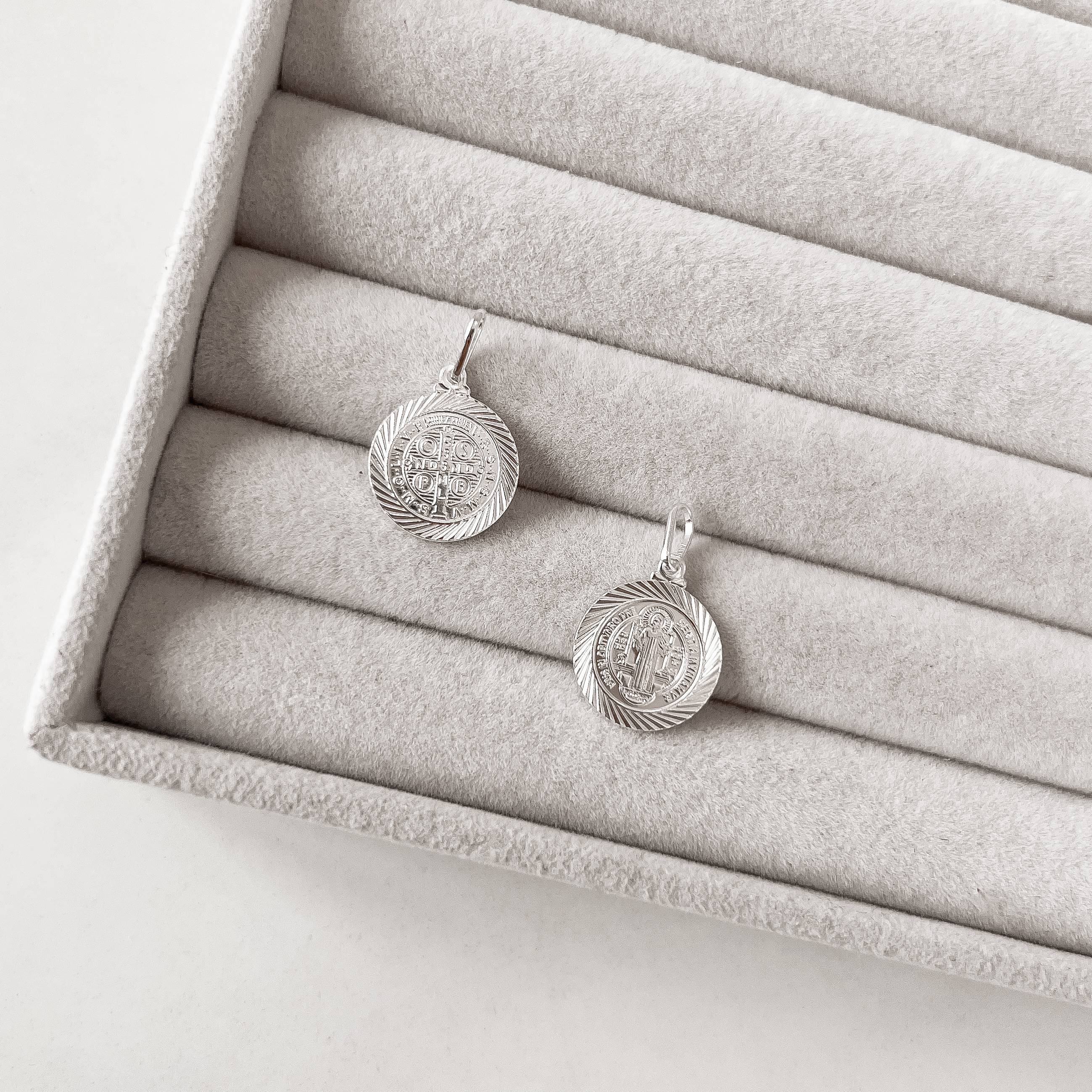 Pingente medalha São Bento desenhada 18mm