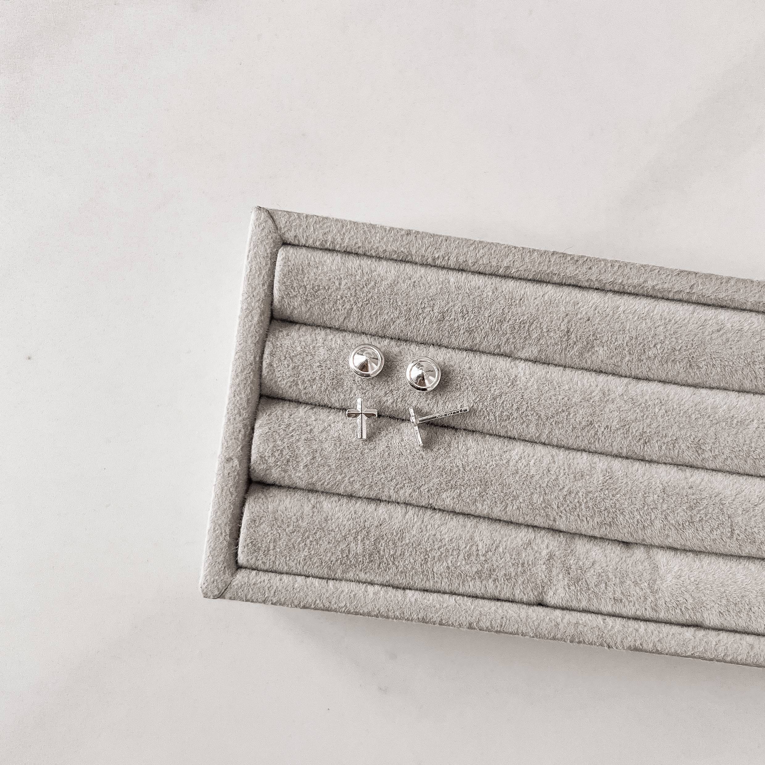 Brinco infantil cruz facetada 6mm tarraxa baby