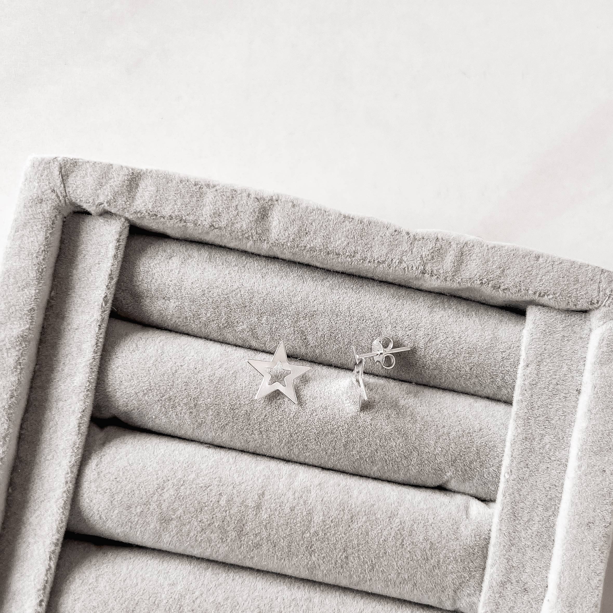 Brinco estrela vazada 11mm