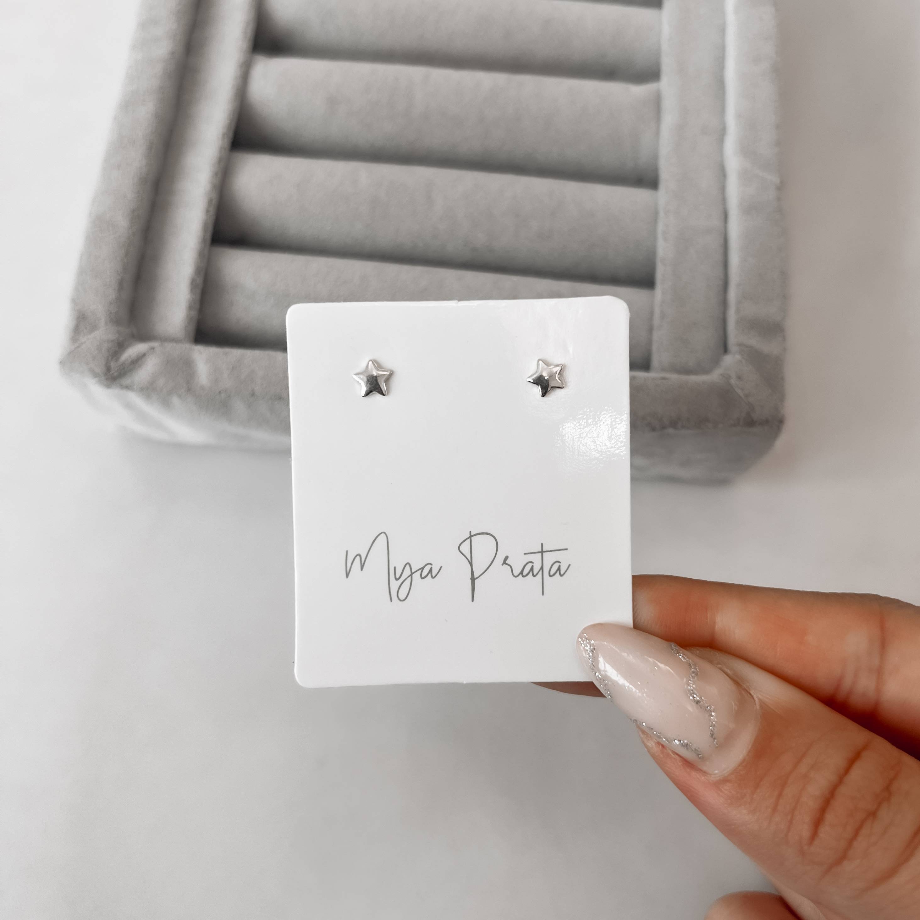 Brinco estrela lisa 4mm