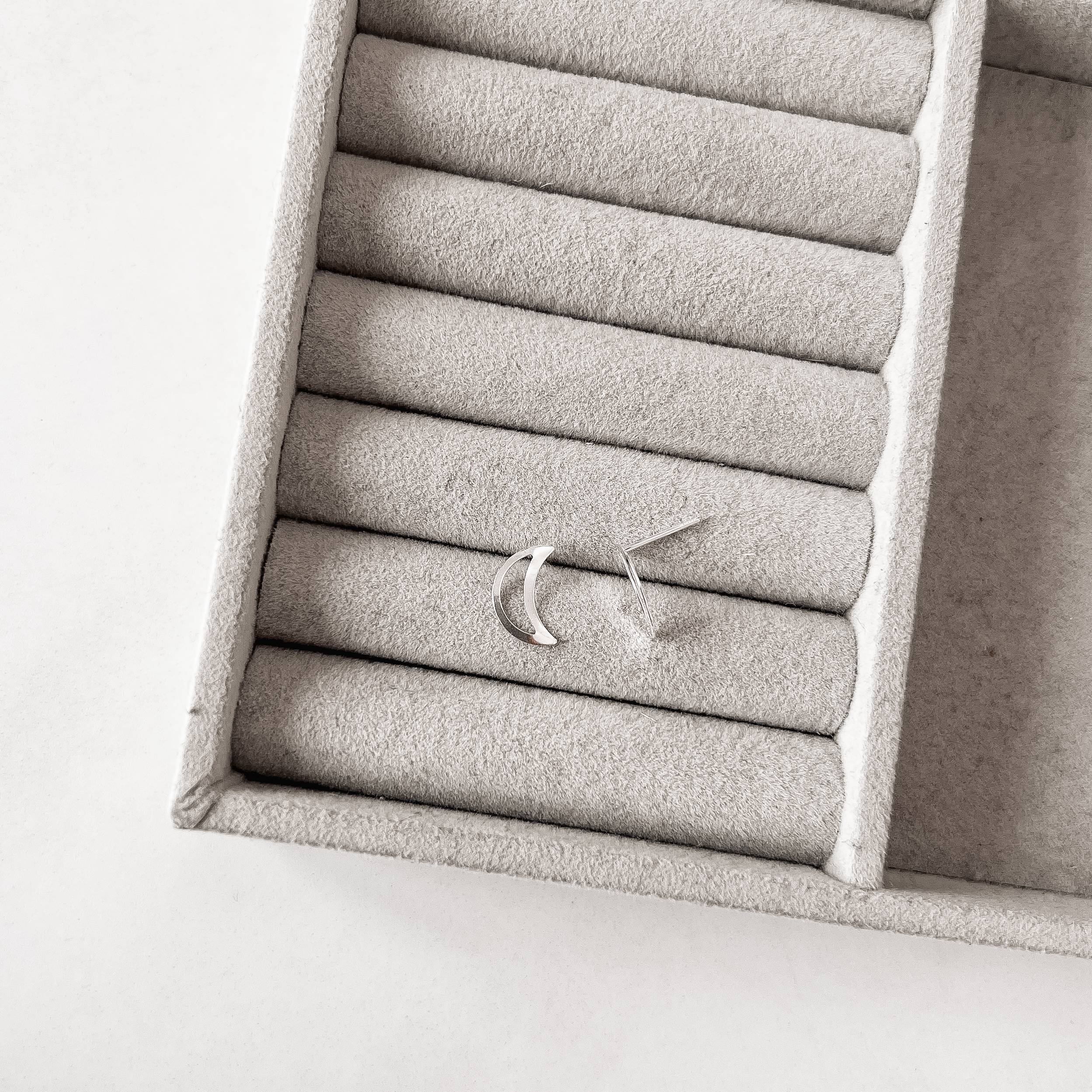 Brinco lua vazada 12mm