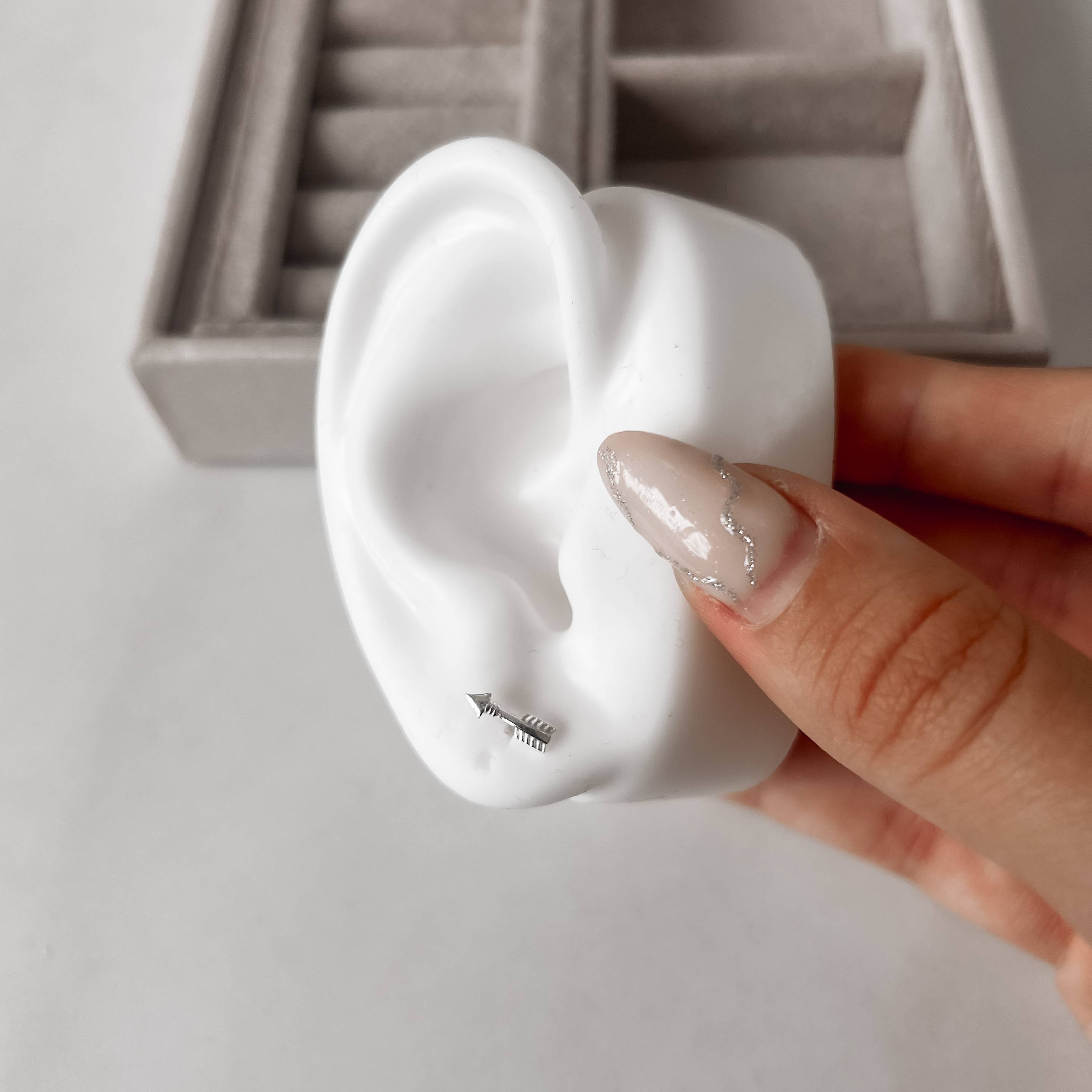 Imagem Secundária Brinco flecha desenhada 10mm