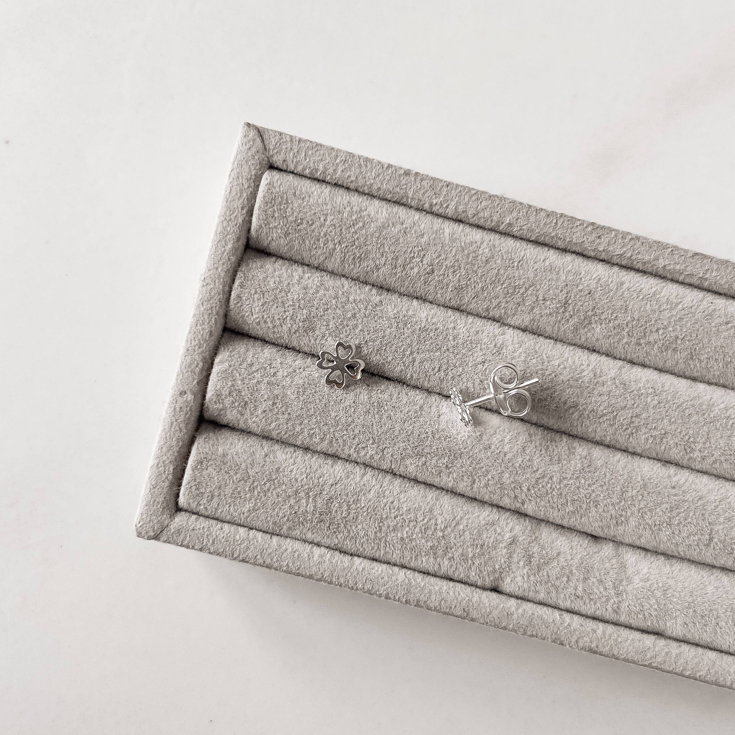 Brinco trevo vazado 6mm