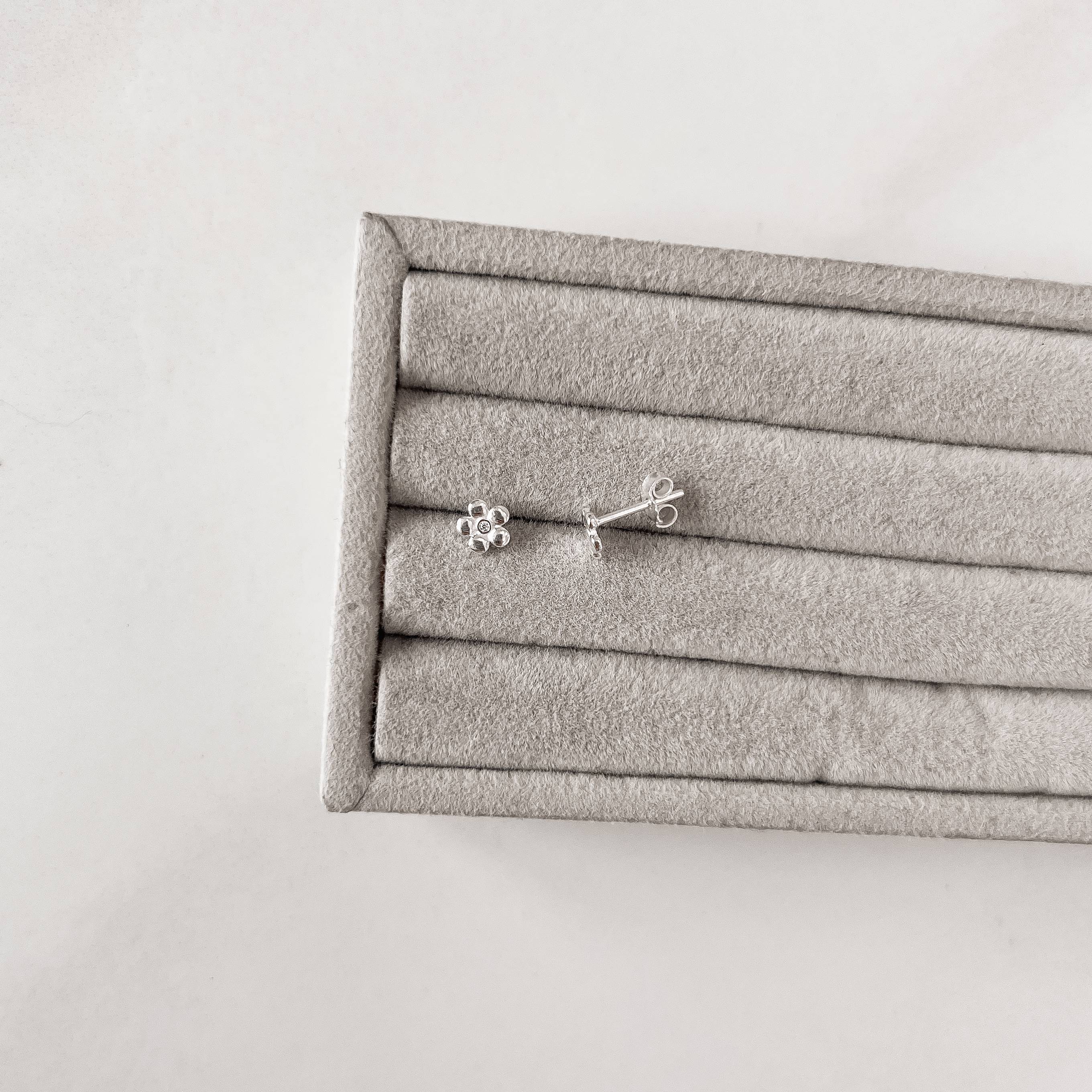 Imagem Brinco flor miolo zircônia 5mm