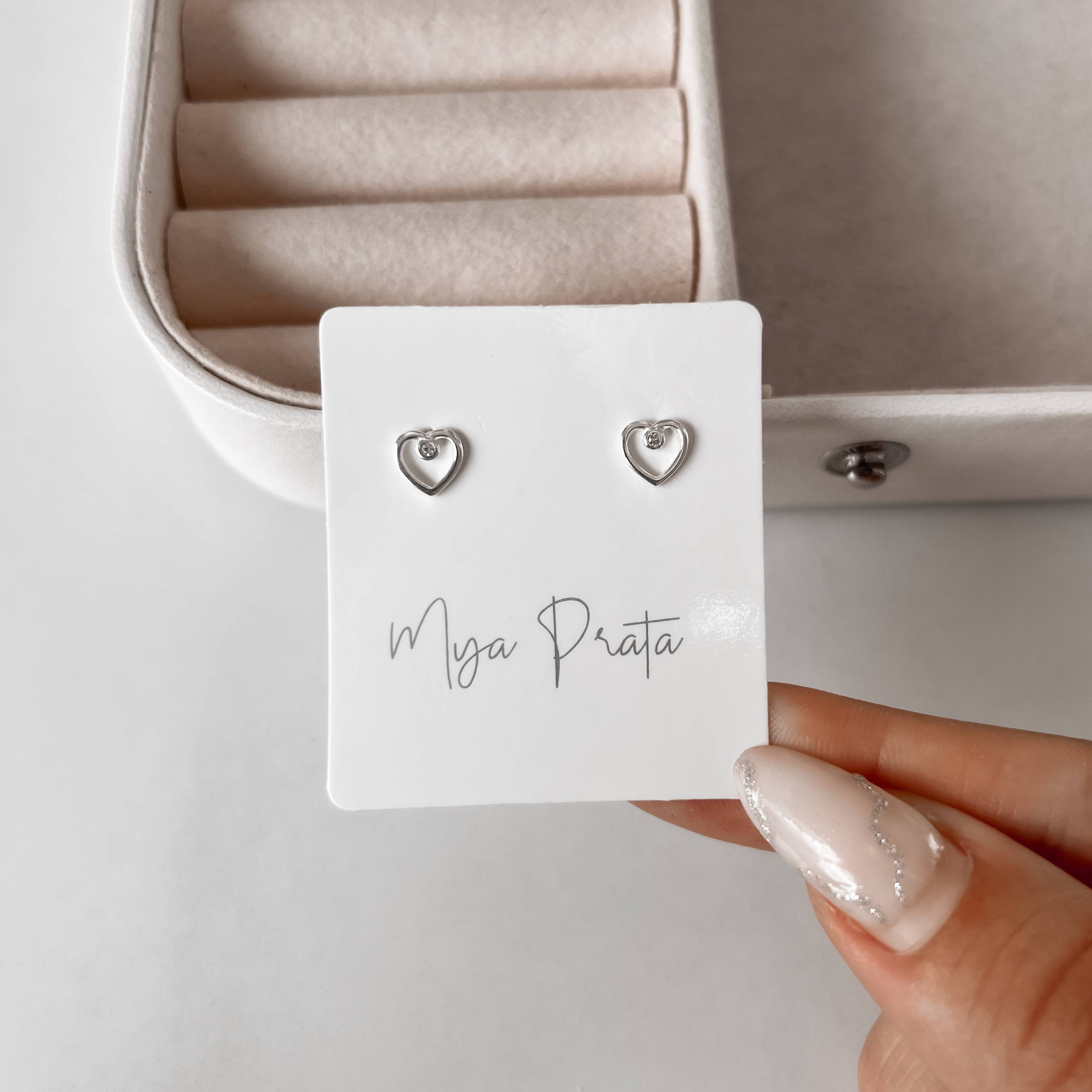 Imagem Brinco coração vazado com zircônia 6mm