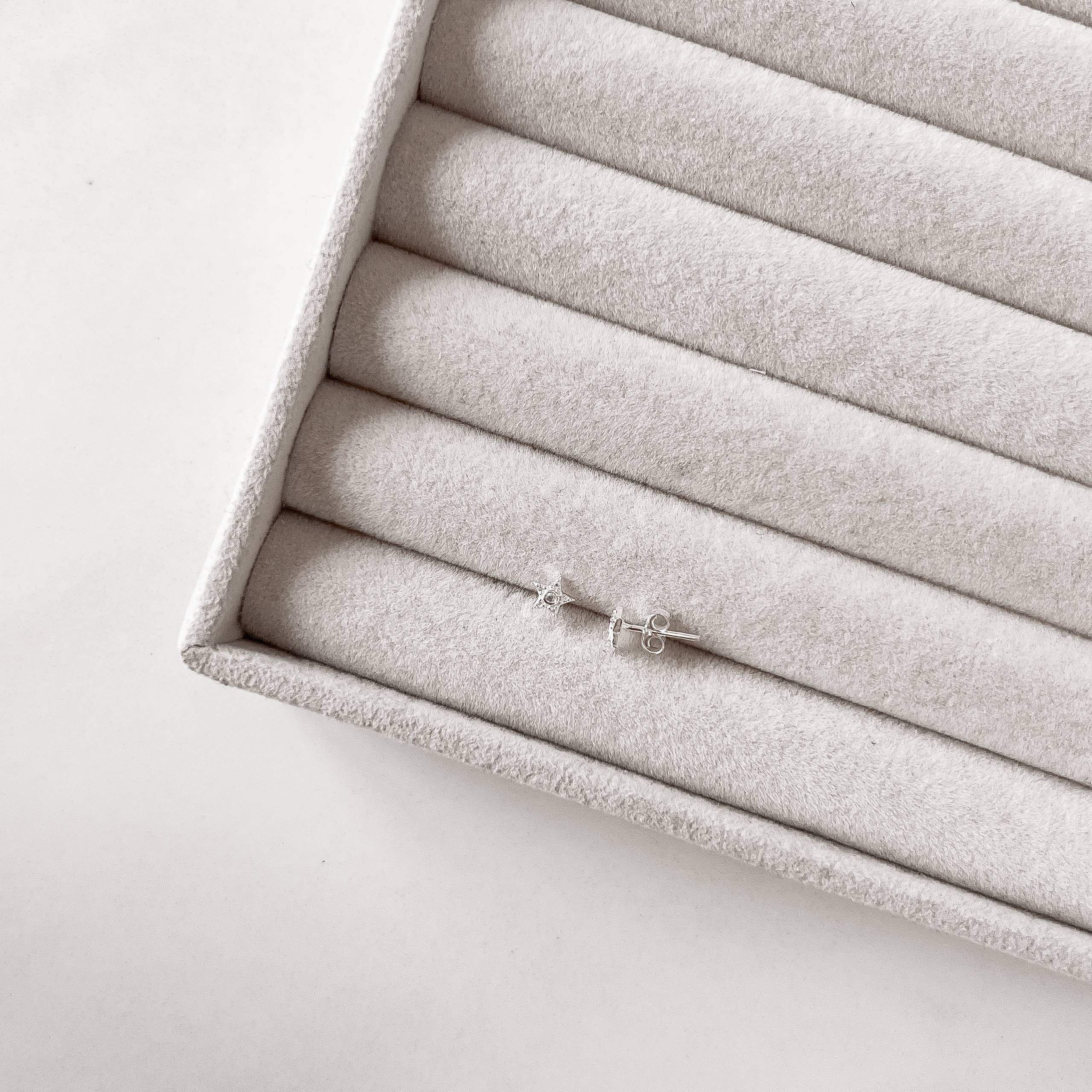 Brinco estrela com zircônias 5mm