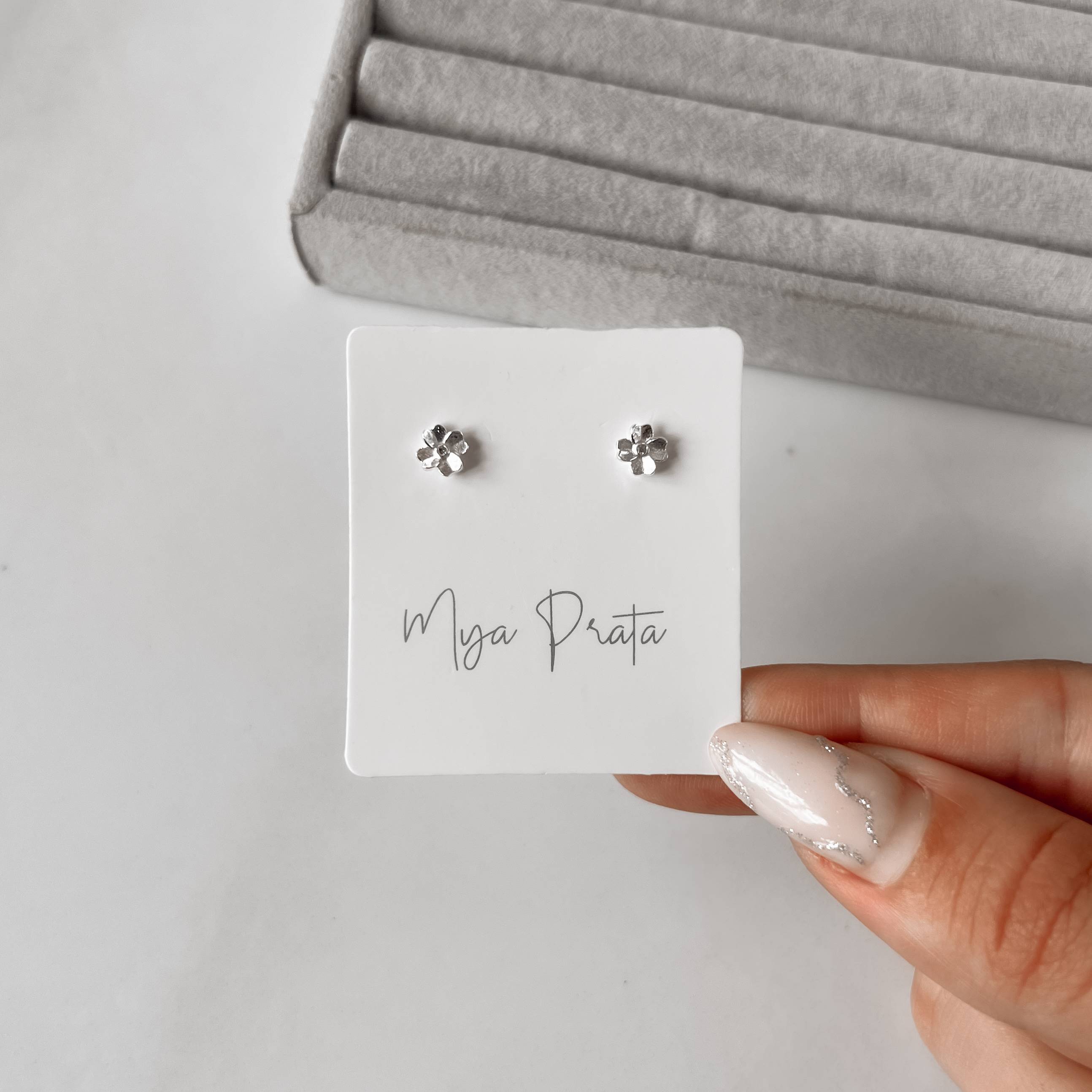 Imagem Secundária Brinco trevo com vinco detalhe zircônia 5mm