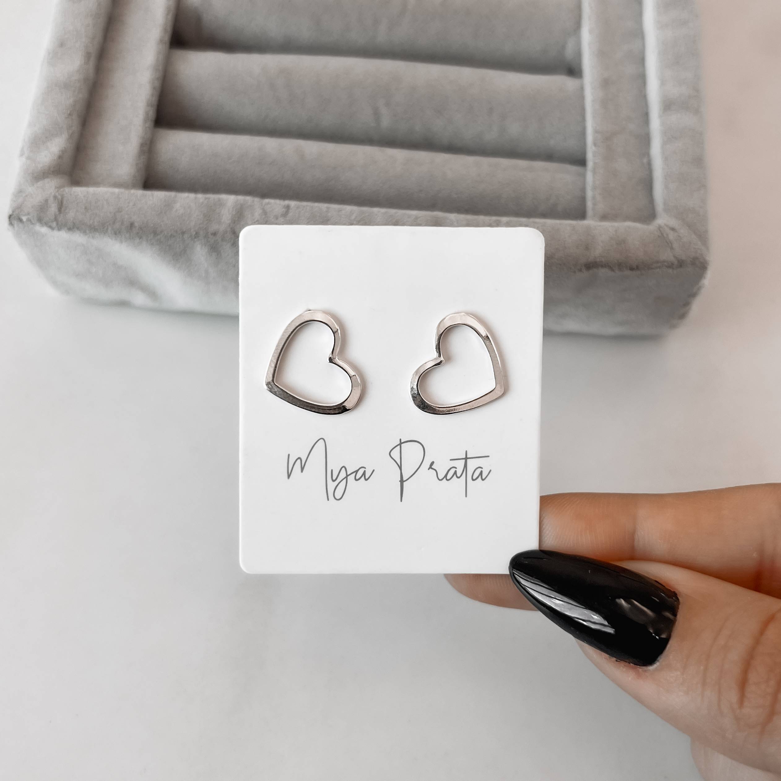 Imagem Brinco coração de lado vazado 14mm