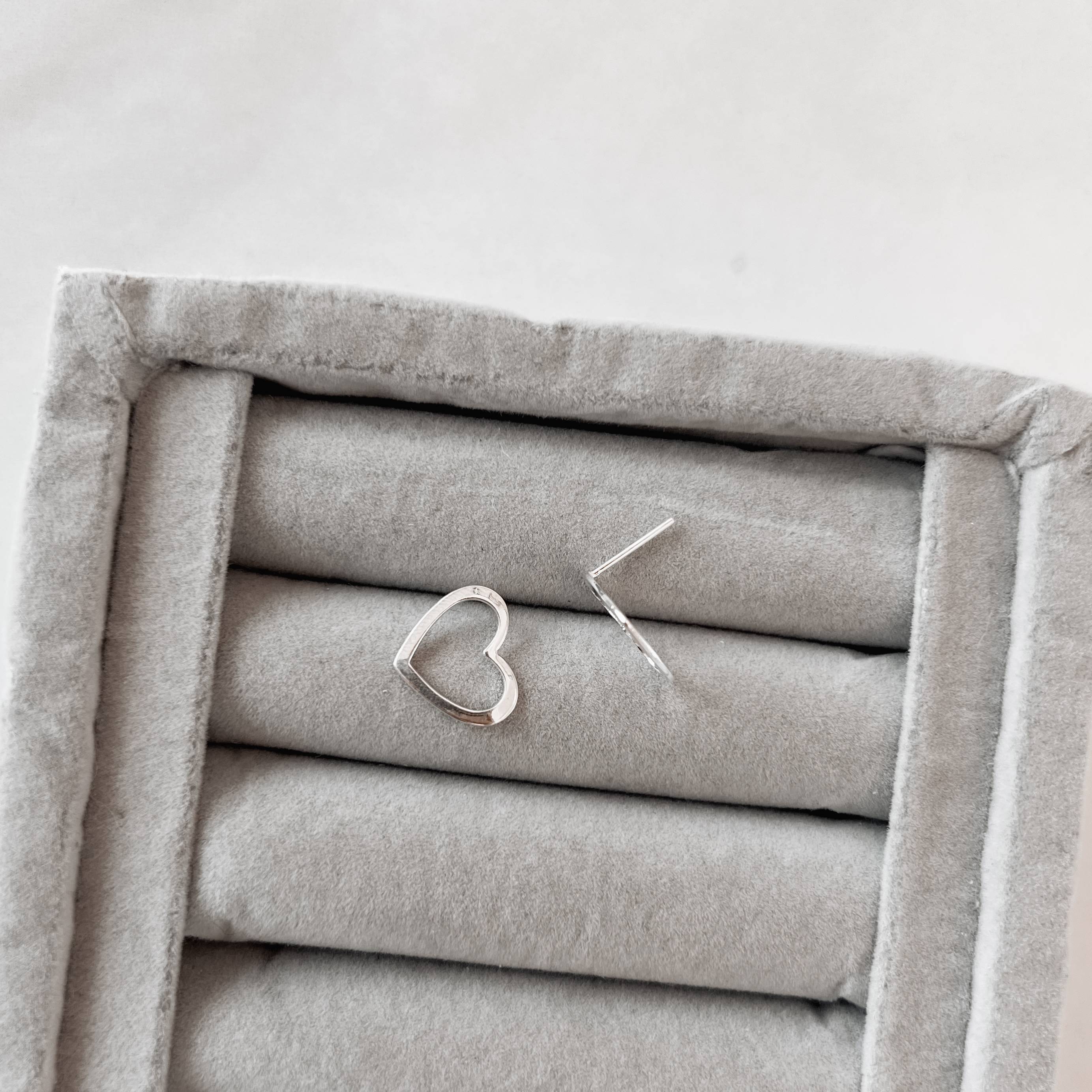 Imagem Secundária Brinco coração de lado vazado 14mm