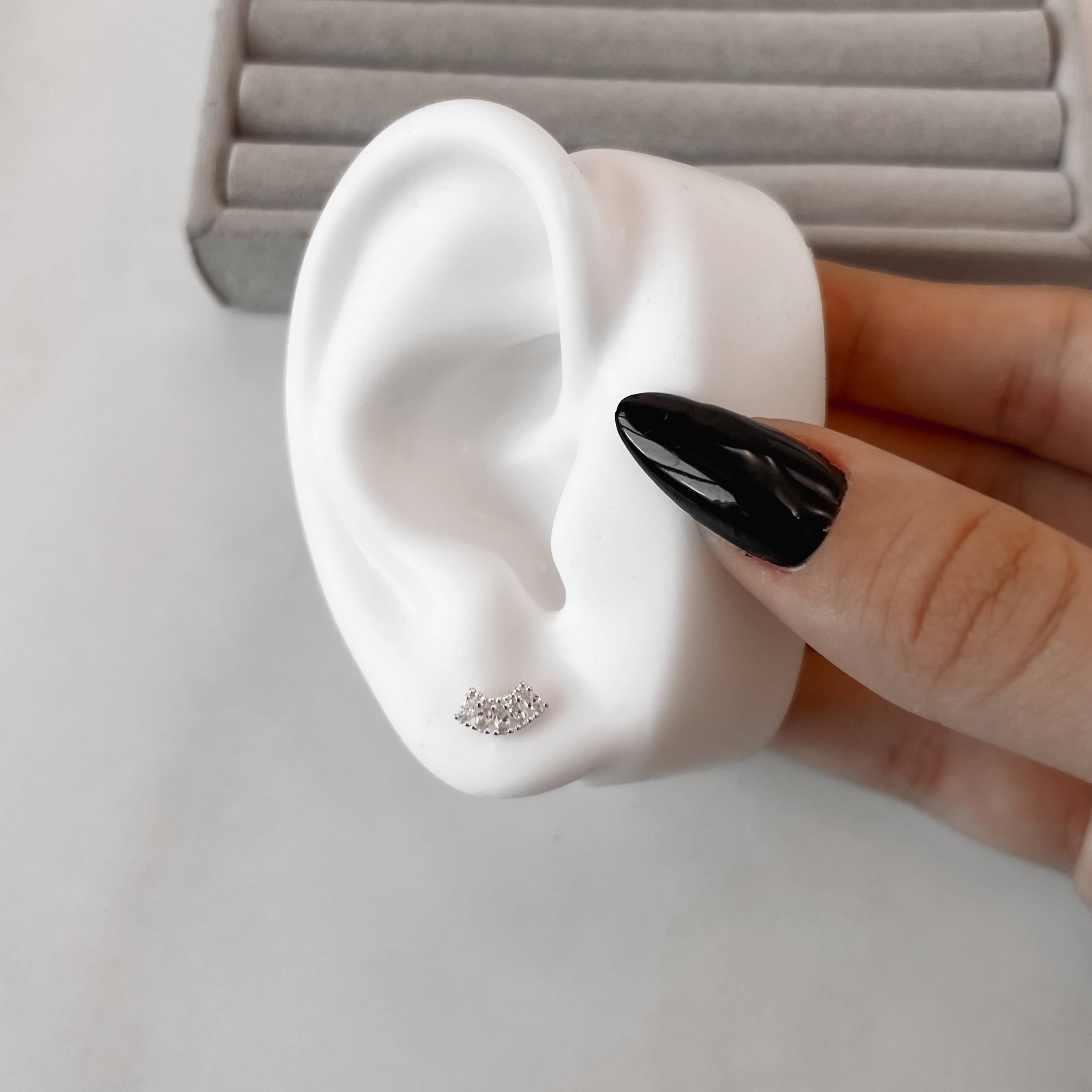 Imagem Secundária Brinco 5 zircônias navetes 9mm