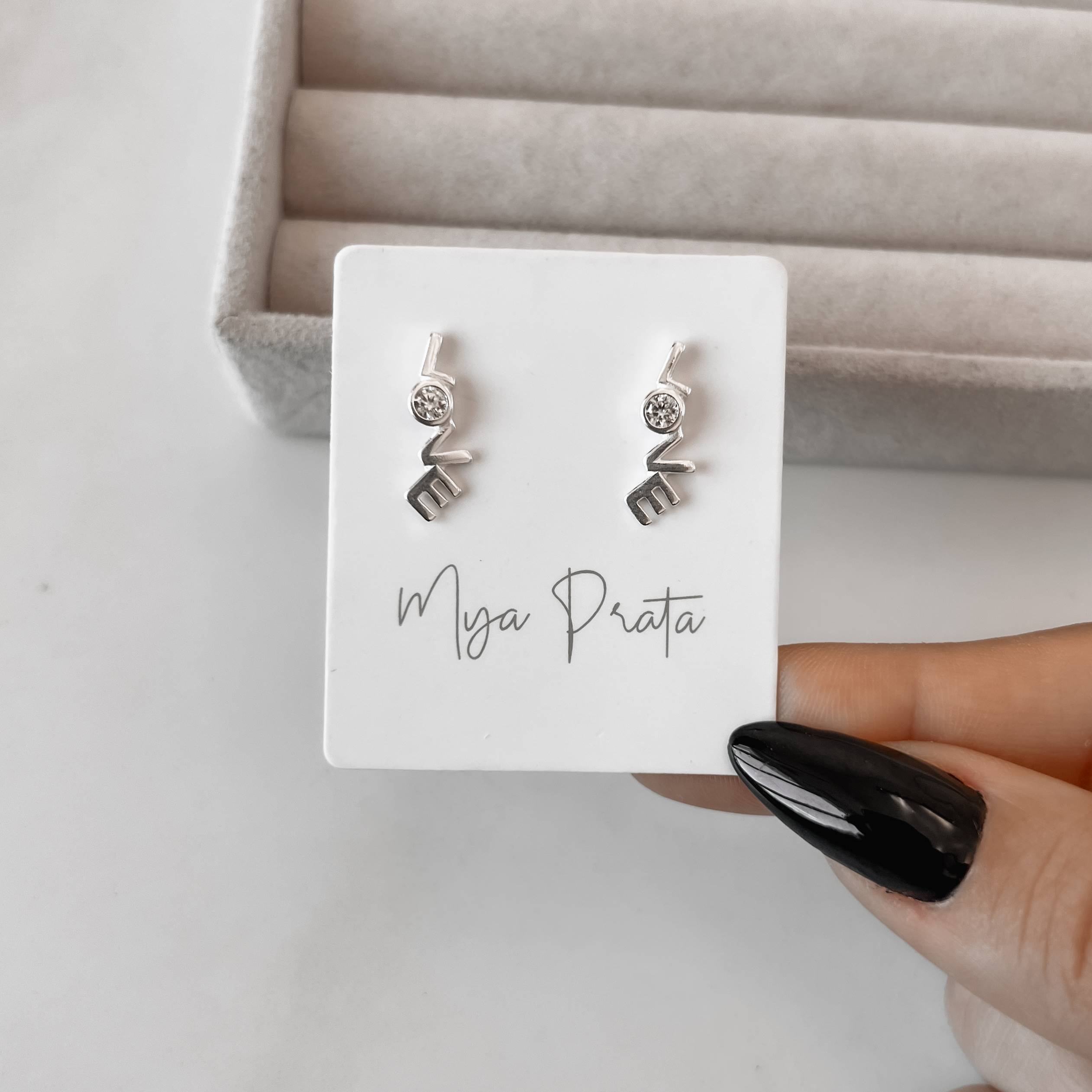 Imagem Secundária Brinco love detalhe zircônia 17mm