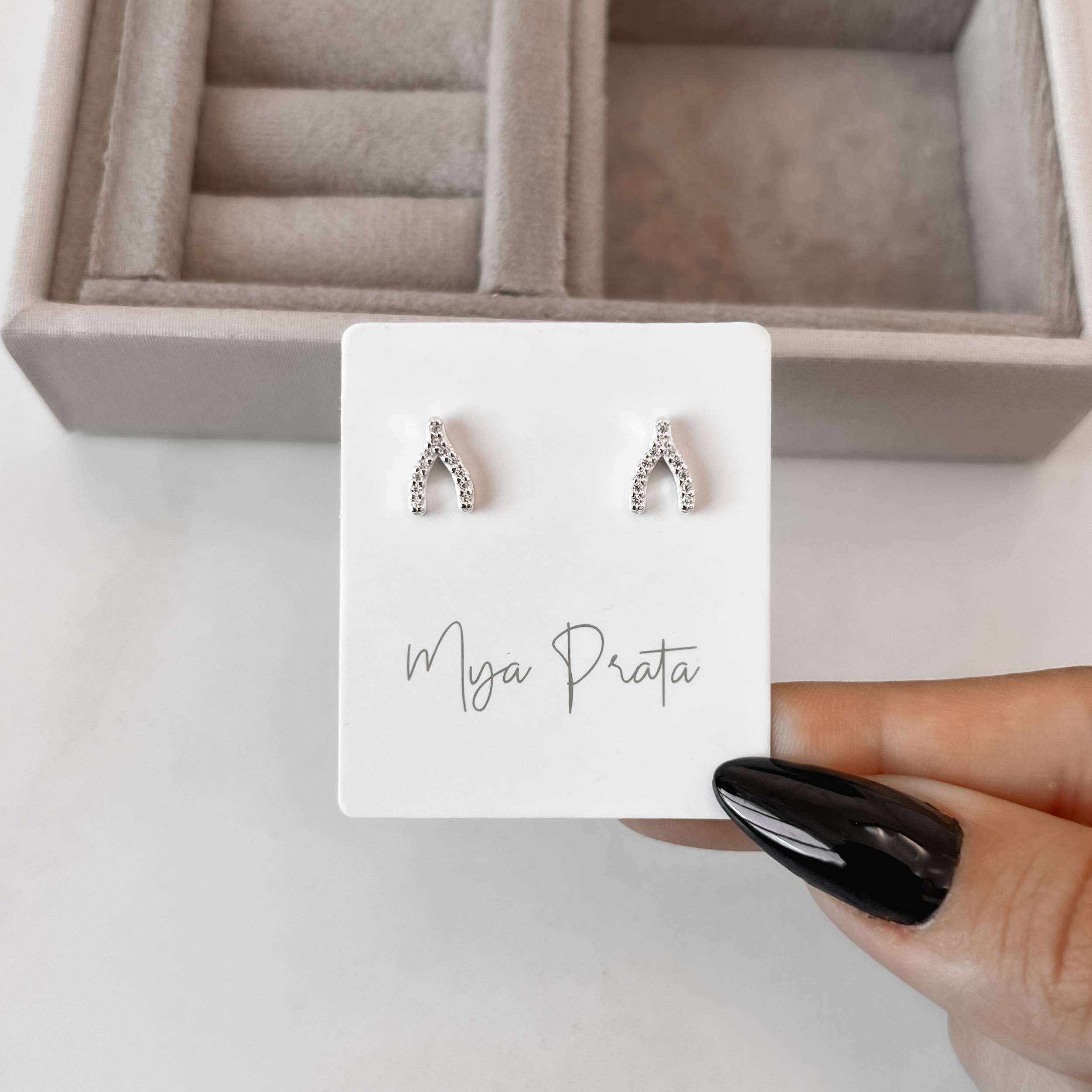 Imagem Brinco ossinho da sorte cravejado 9mm