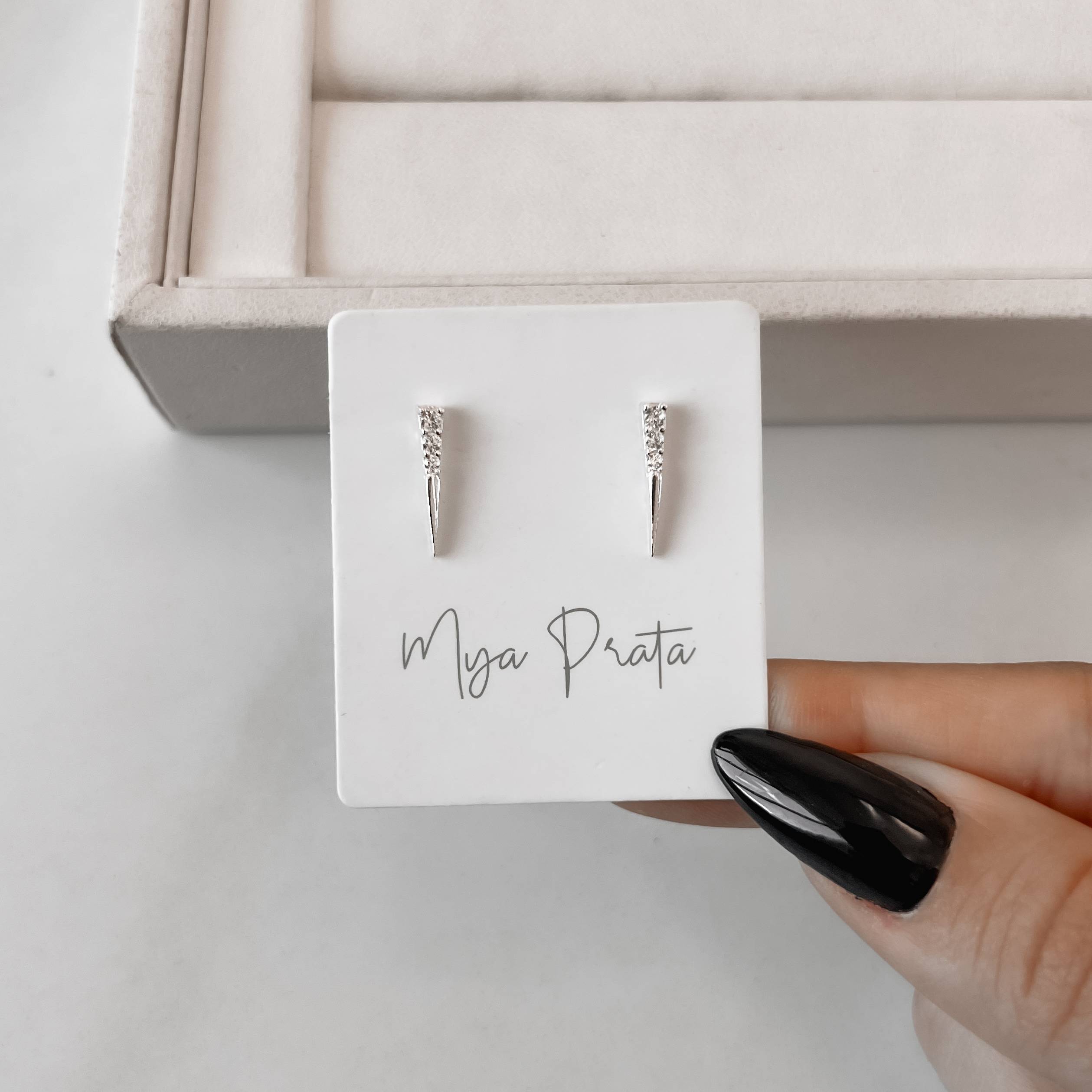 Imagem Brinco triângulo isósceles detalhe cravejado 14mm