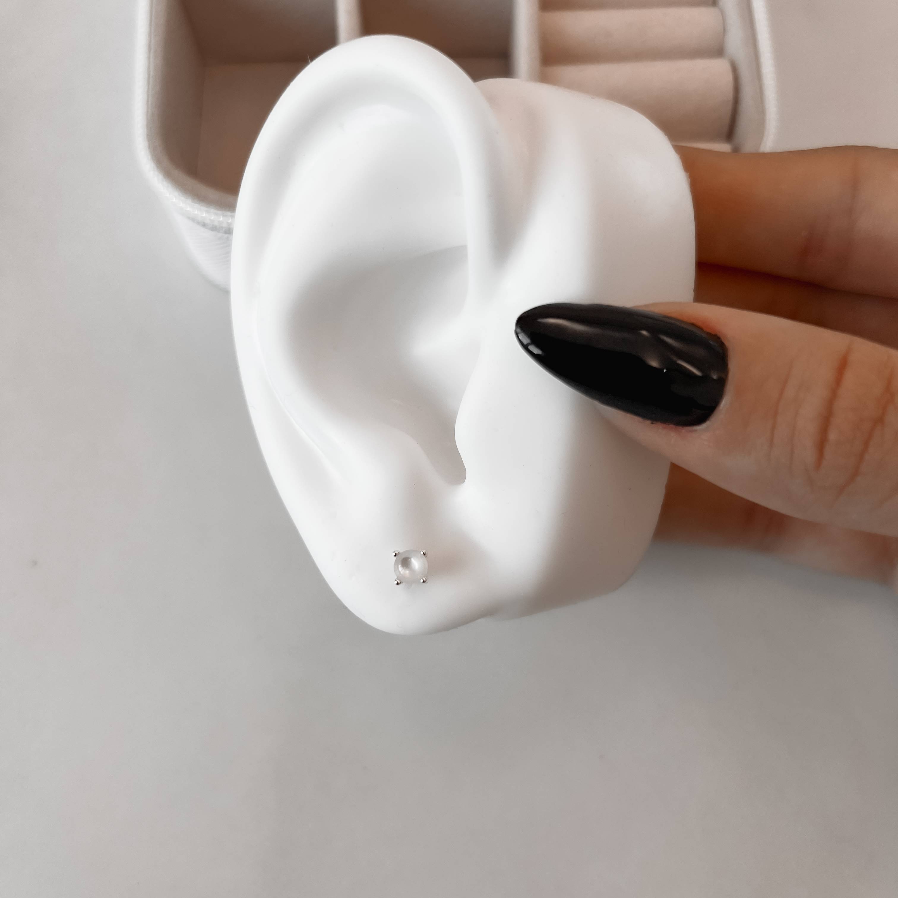 Brinco pérola 4mm caixa alta