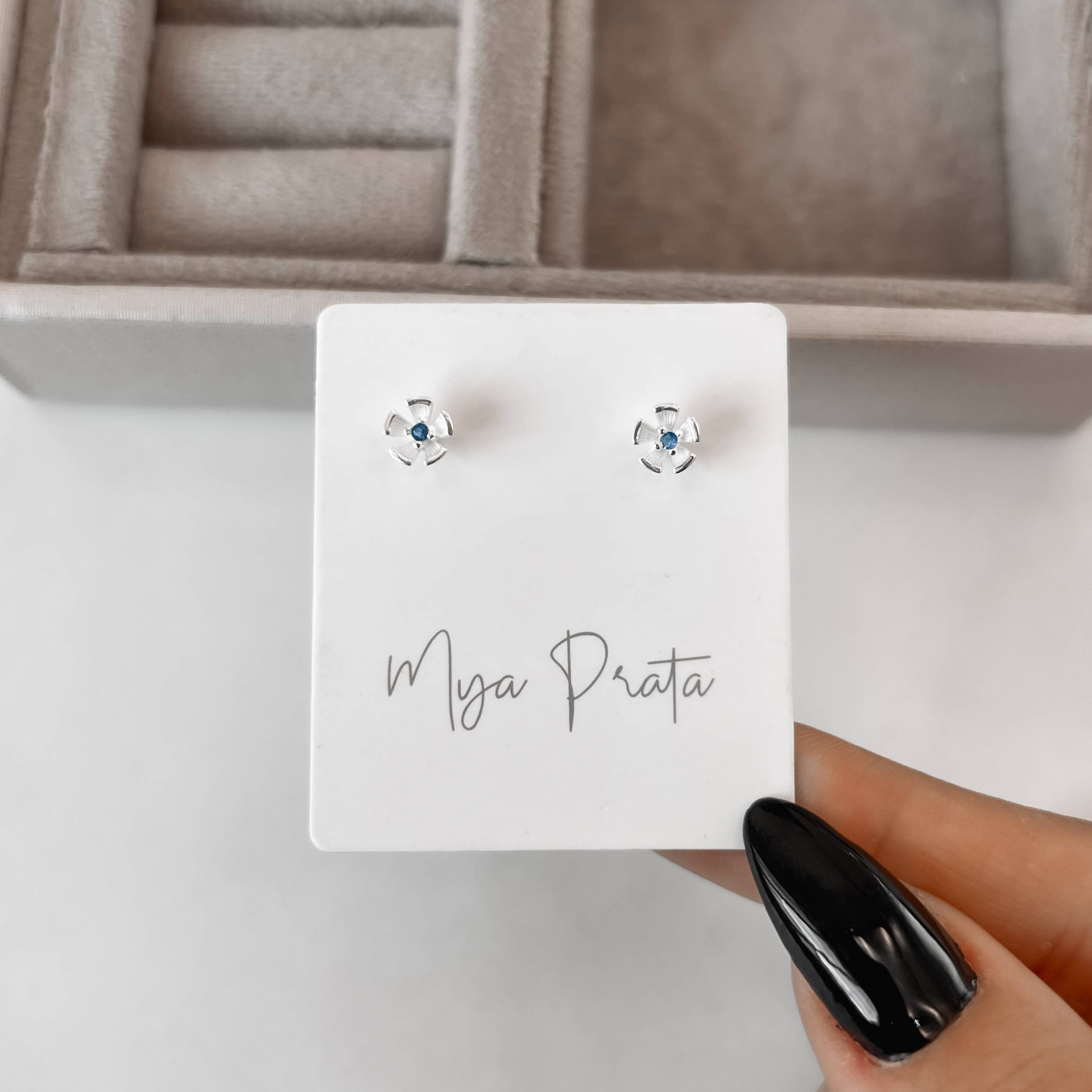 Imagem Brinco infantil flor detalhe zircônia azul 6mm tarraxa baby