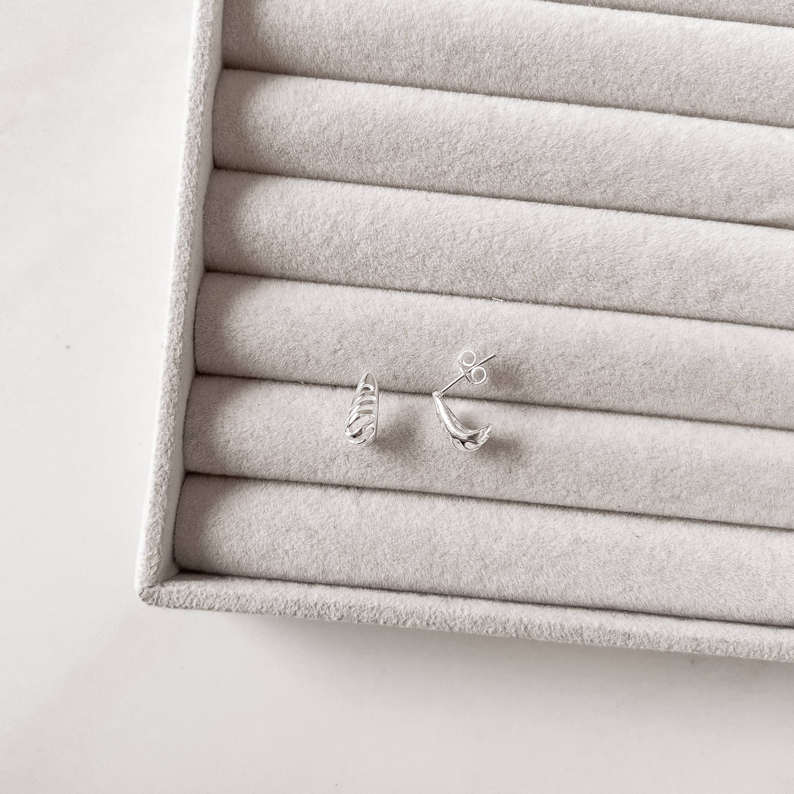 Imagem Secundária Brinco gota pesada desenhada 11mm