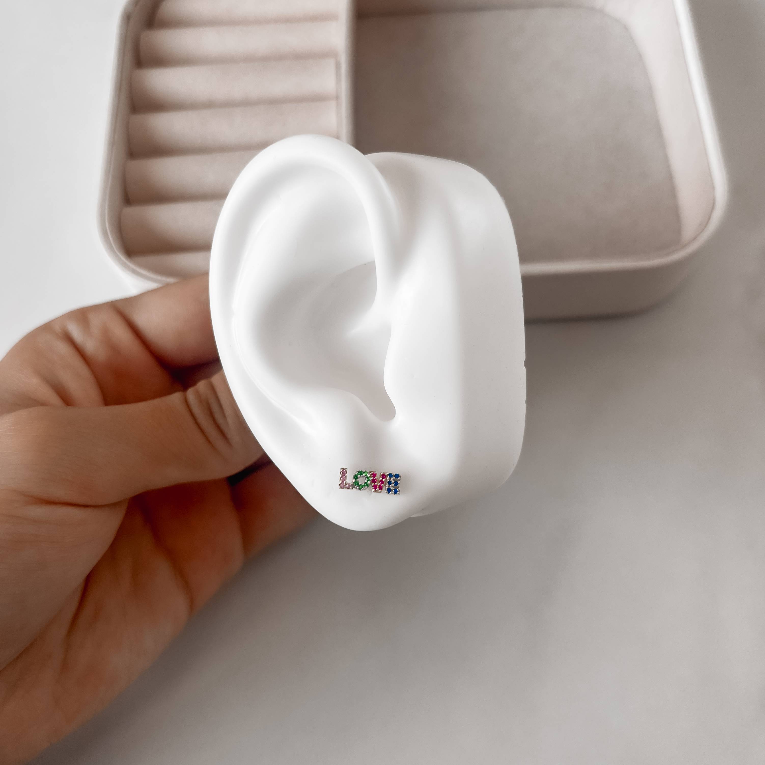 Imagem Brinco infantil escrito love cravejado colorido tarraxa comum