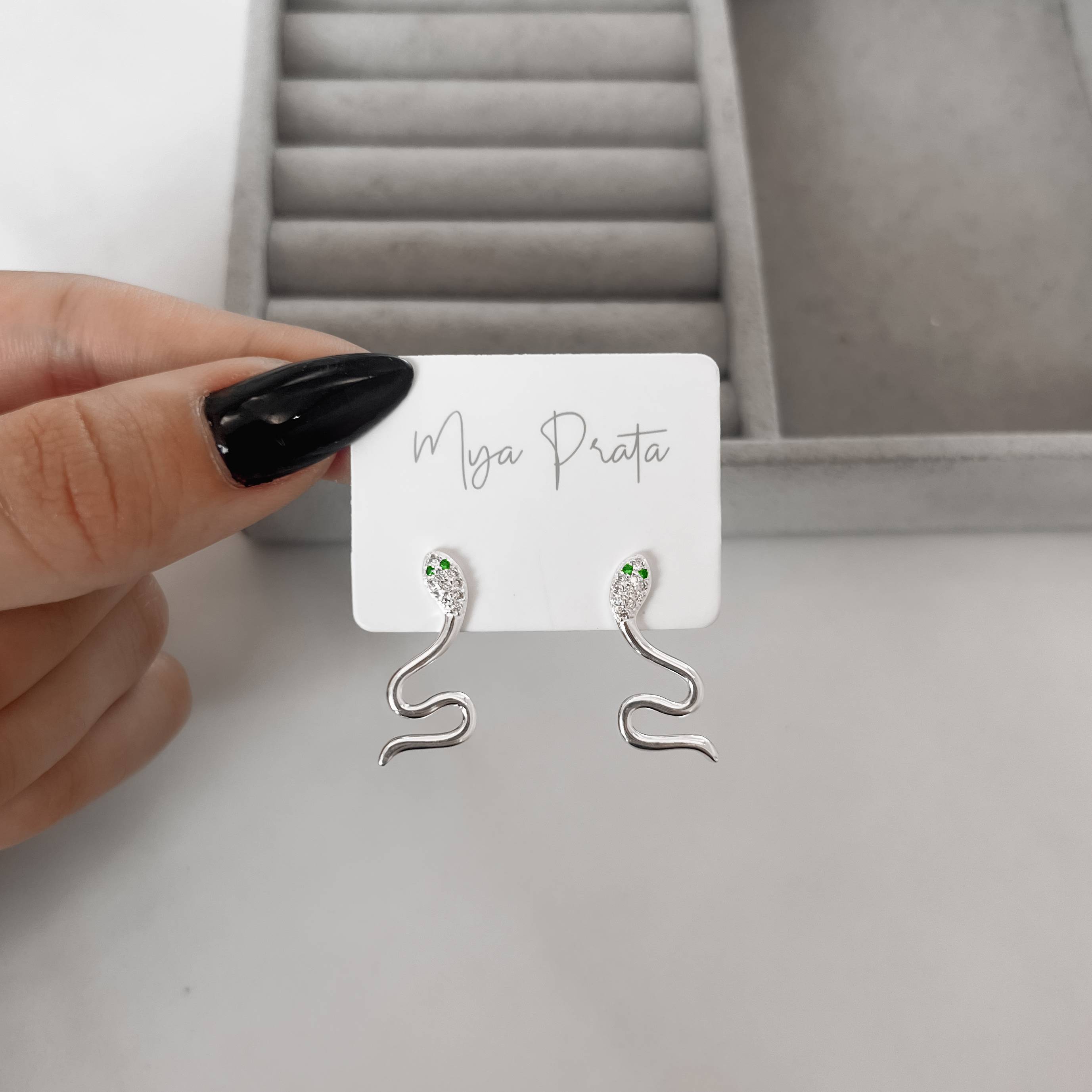 Imagem Brinco cobra cabeça cravejada detalhe zircônia verde 24mm