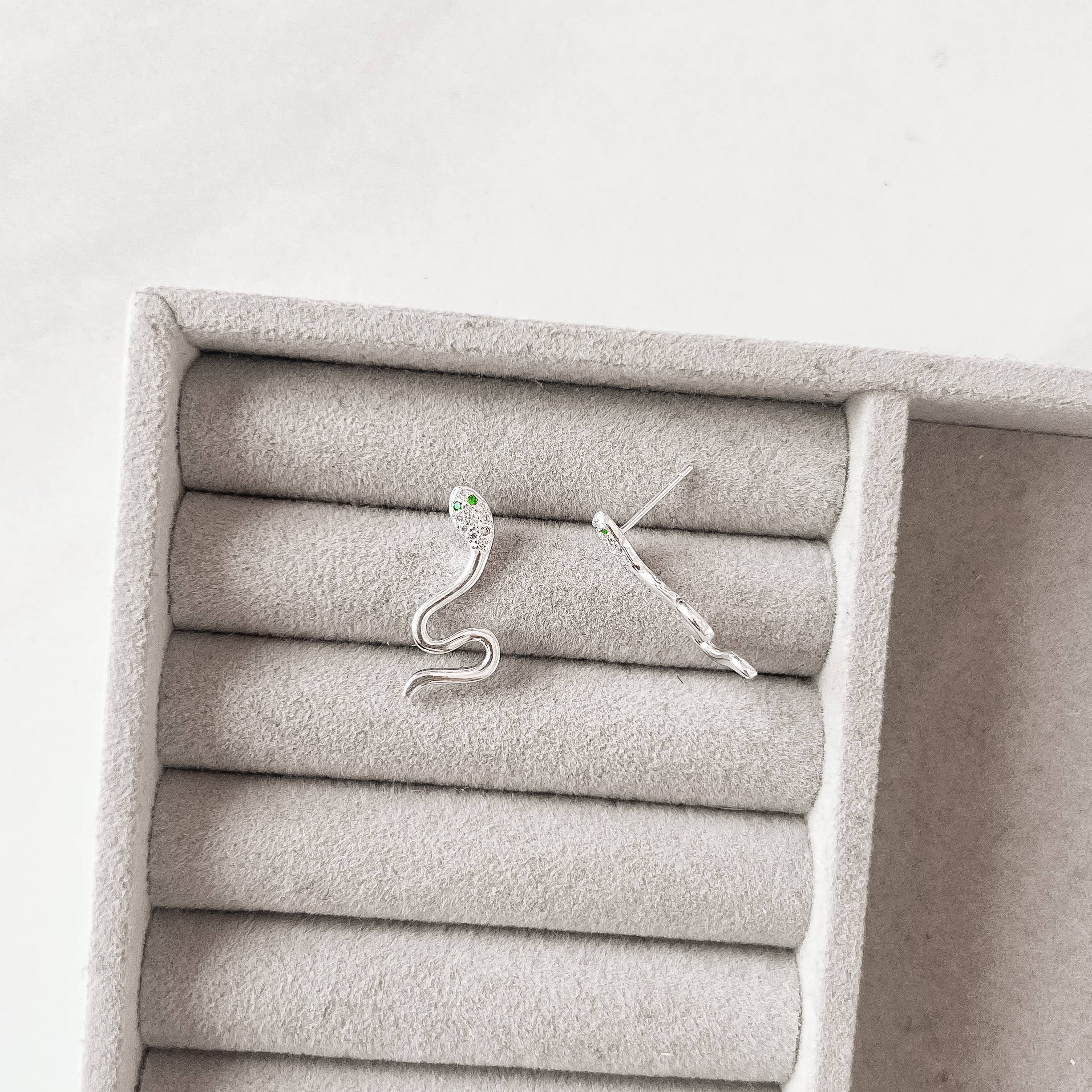 Imagem Secundária Brinco cobra cabeça cravejada detalhe zircônia verde 24mm