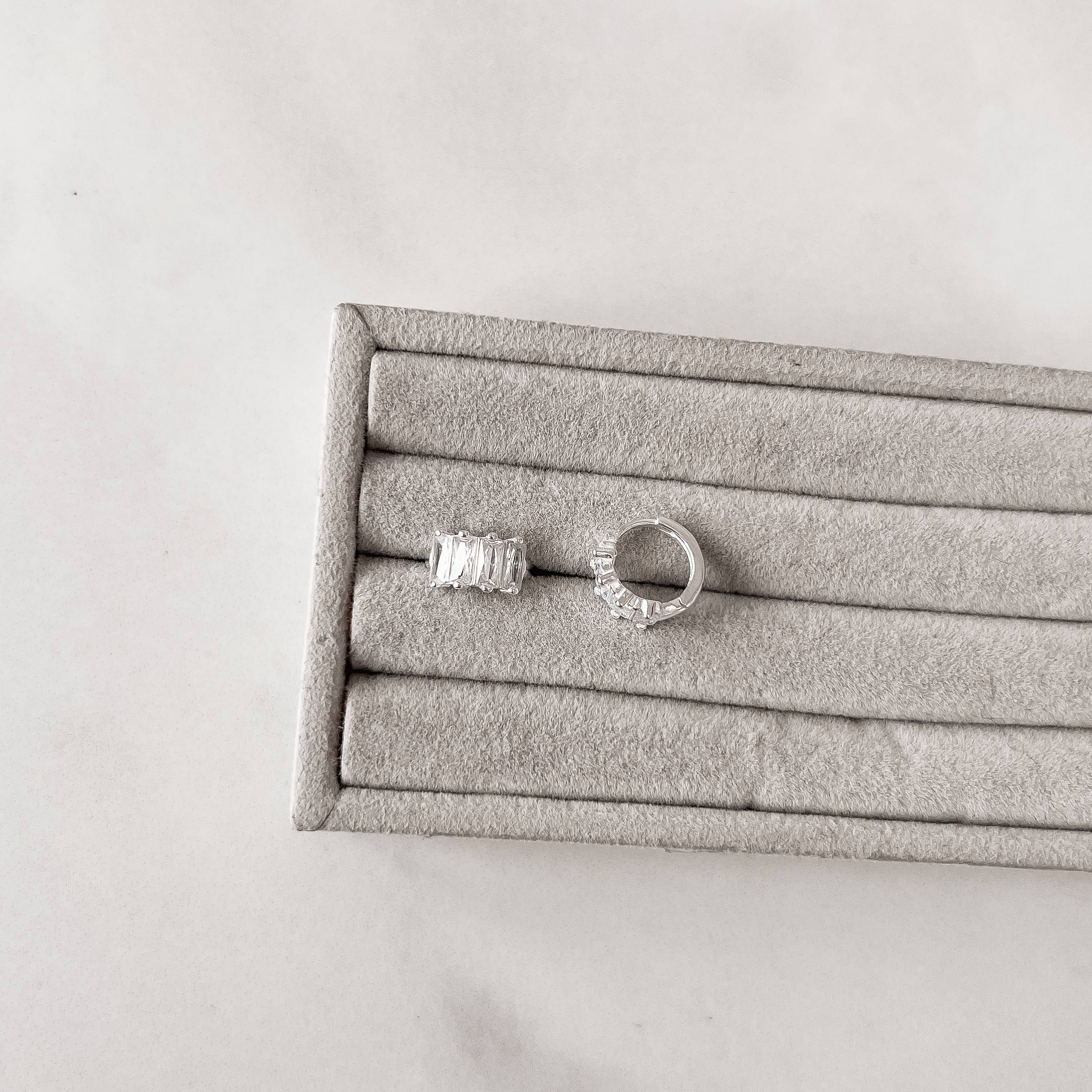 Imagem Secundária Argola click 10mm 4 zircônias retangulares