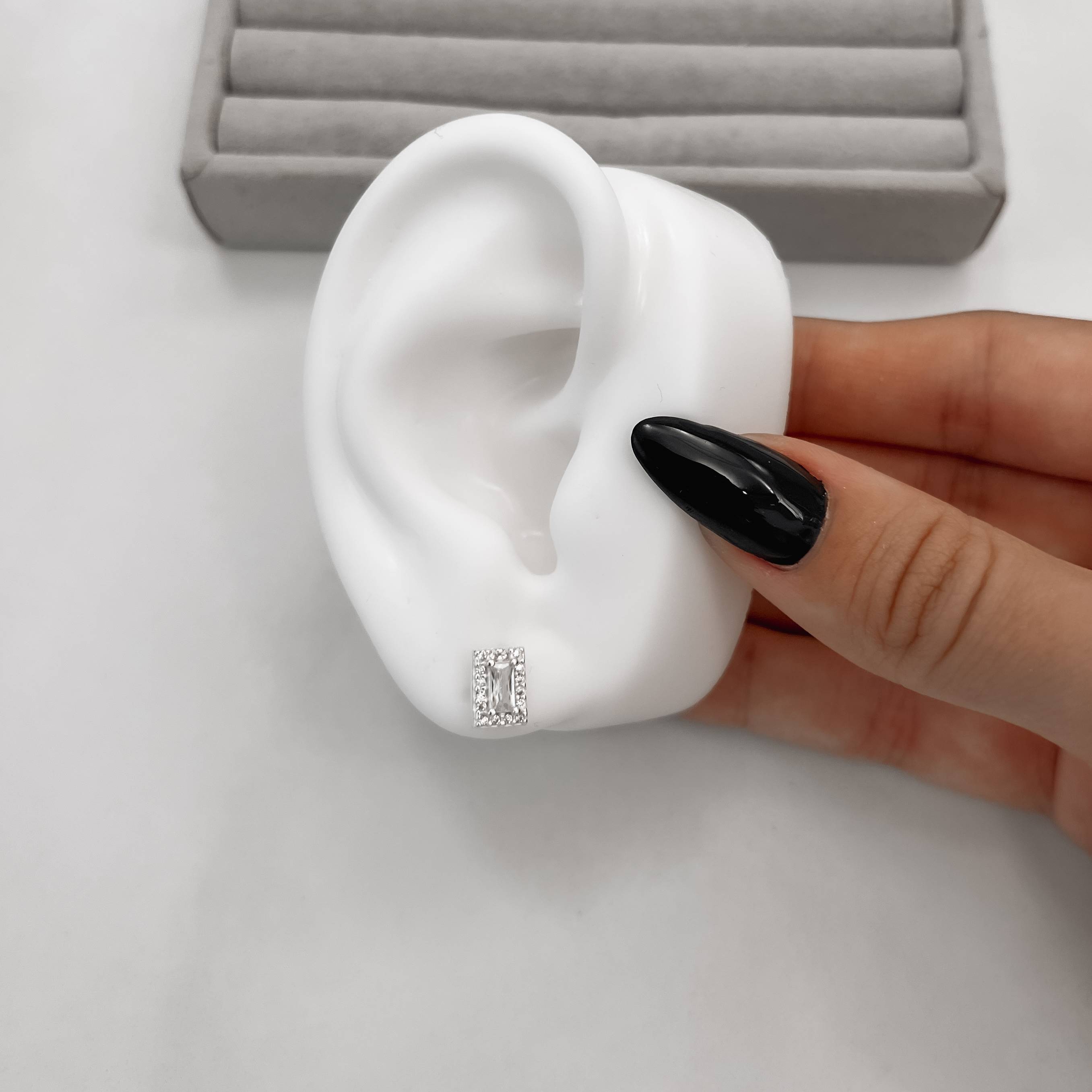 Brinco zircônia retangular com cravejado 8mm