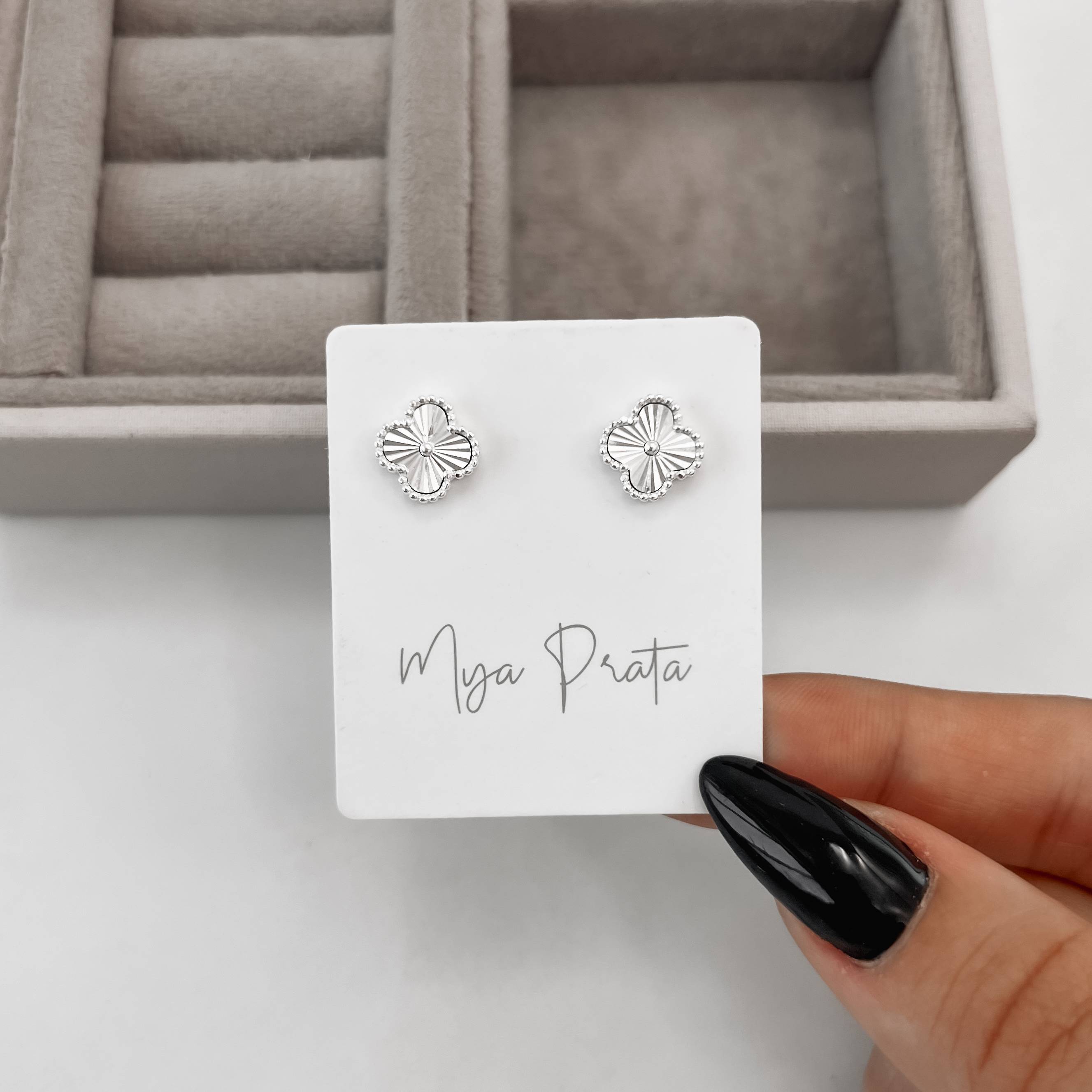 Brinco trevo vinco com bolinhas 10mm