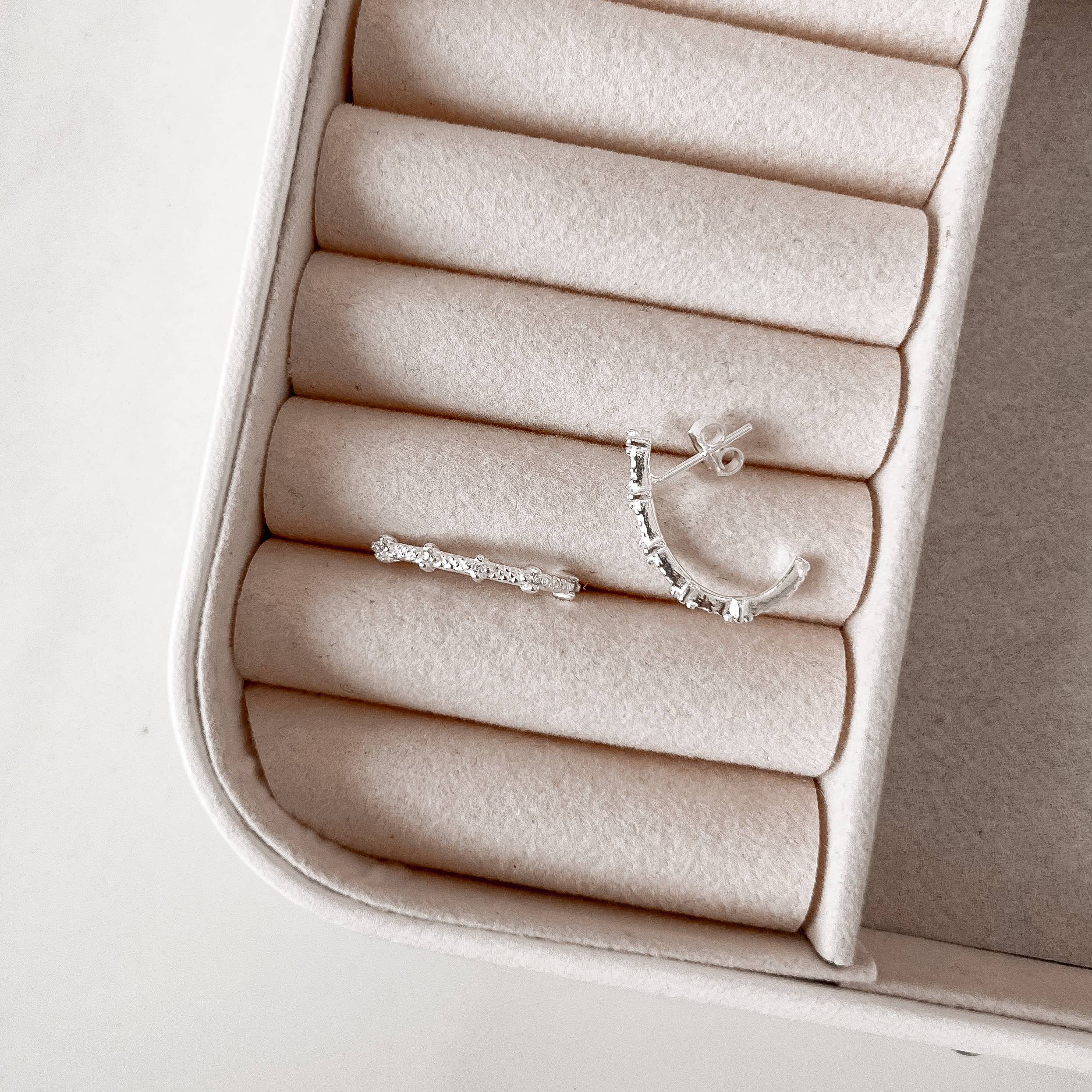 Imagem Brinco volta 5 zircônias tarraxa