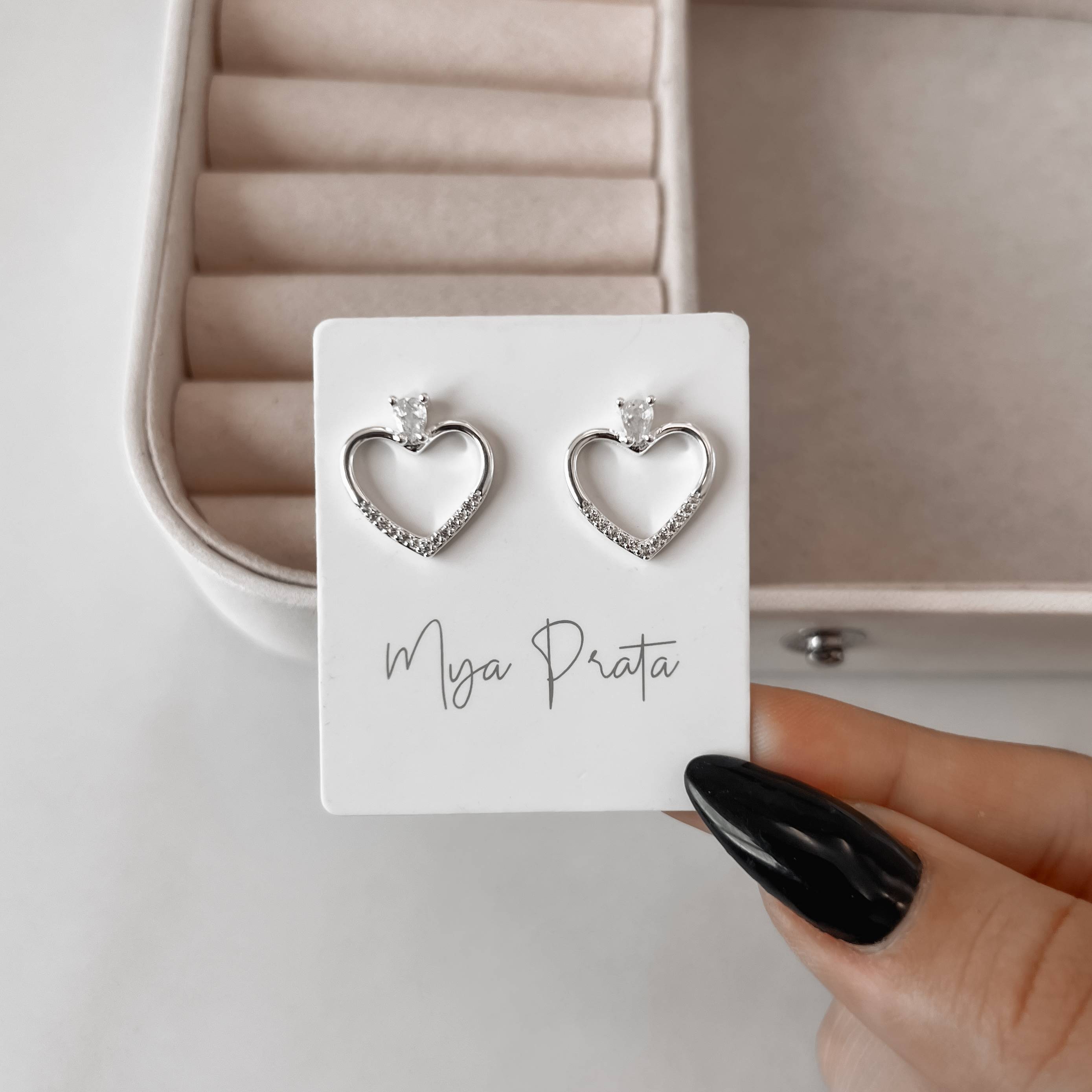 Imagem Brinco coração vazado cravejado detalhe zircônia gota 15mm