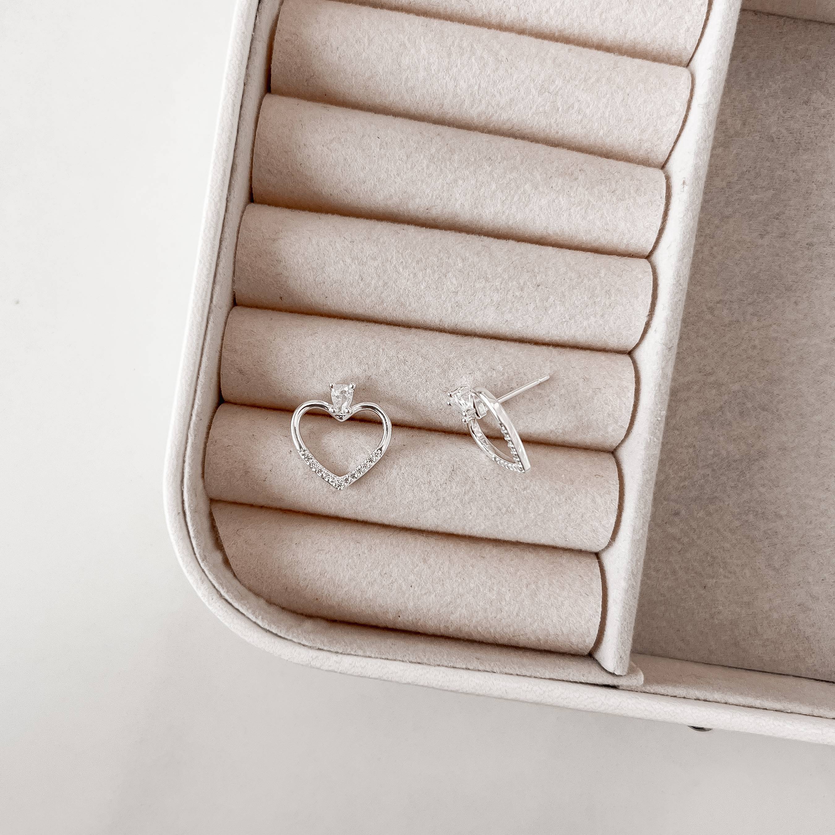 Imagem Secundária Brinco coração vazado cravejado detalhe zircônia gota 15mm