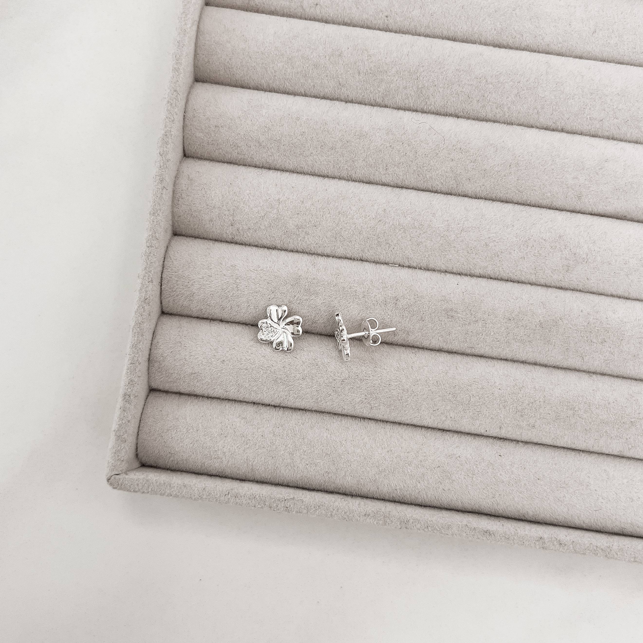 Imagem Brinco trevo detalhe cravejado 10mm