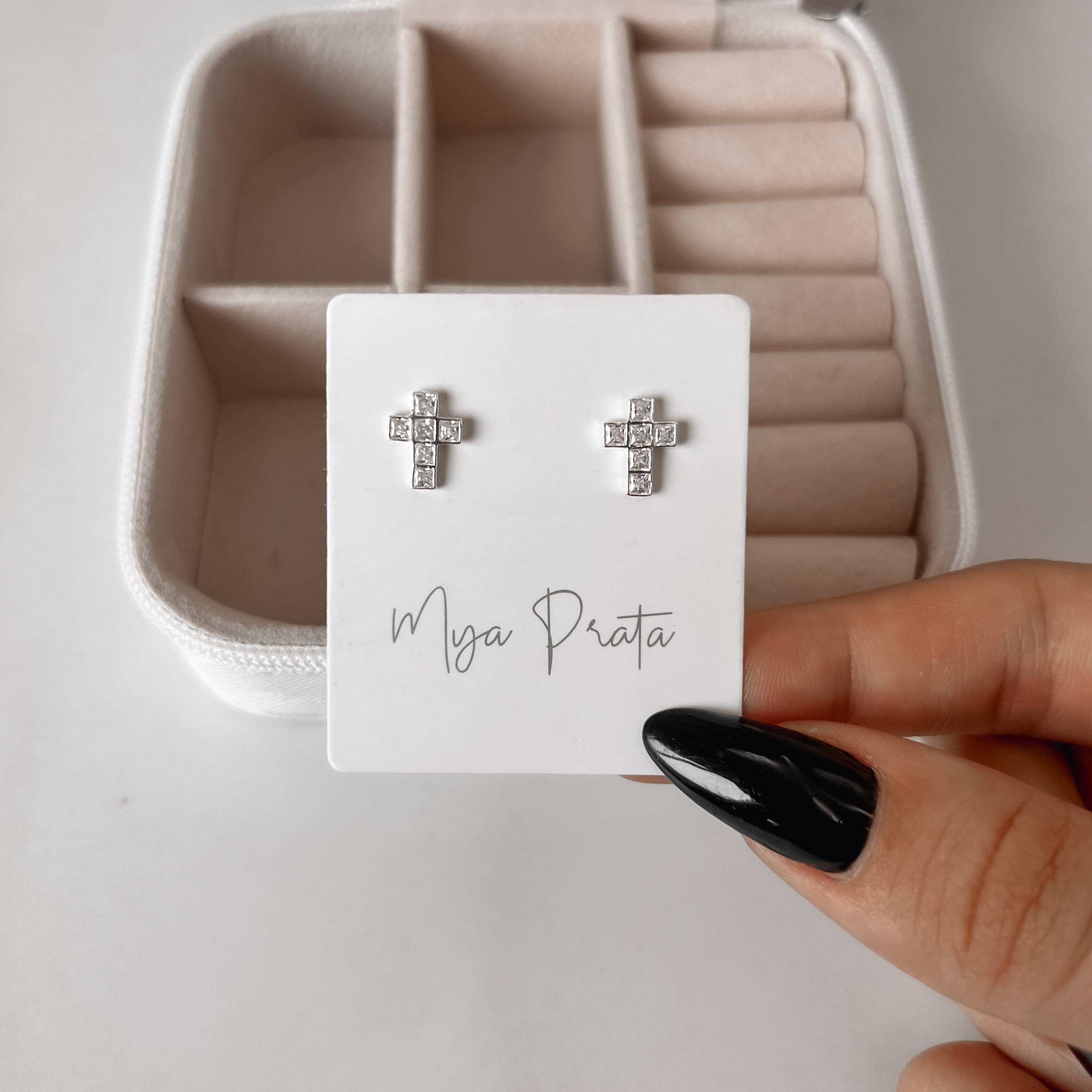 Brinco cruz zircônias quadradas 10mm