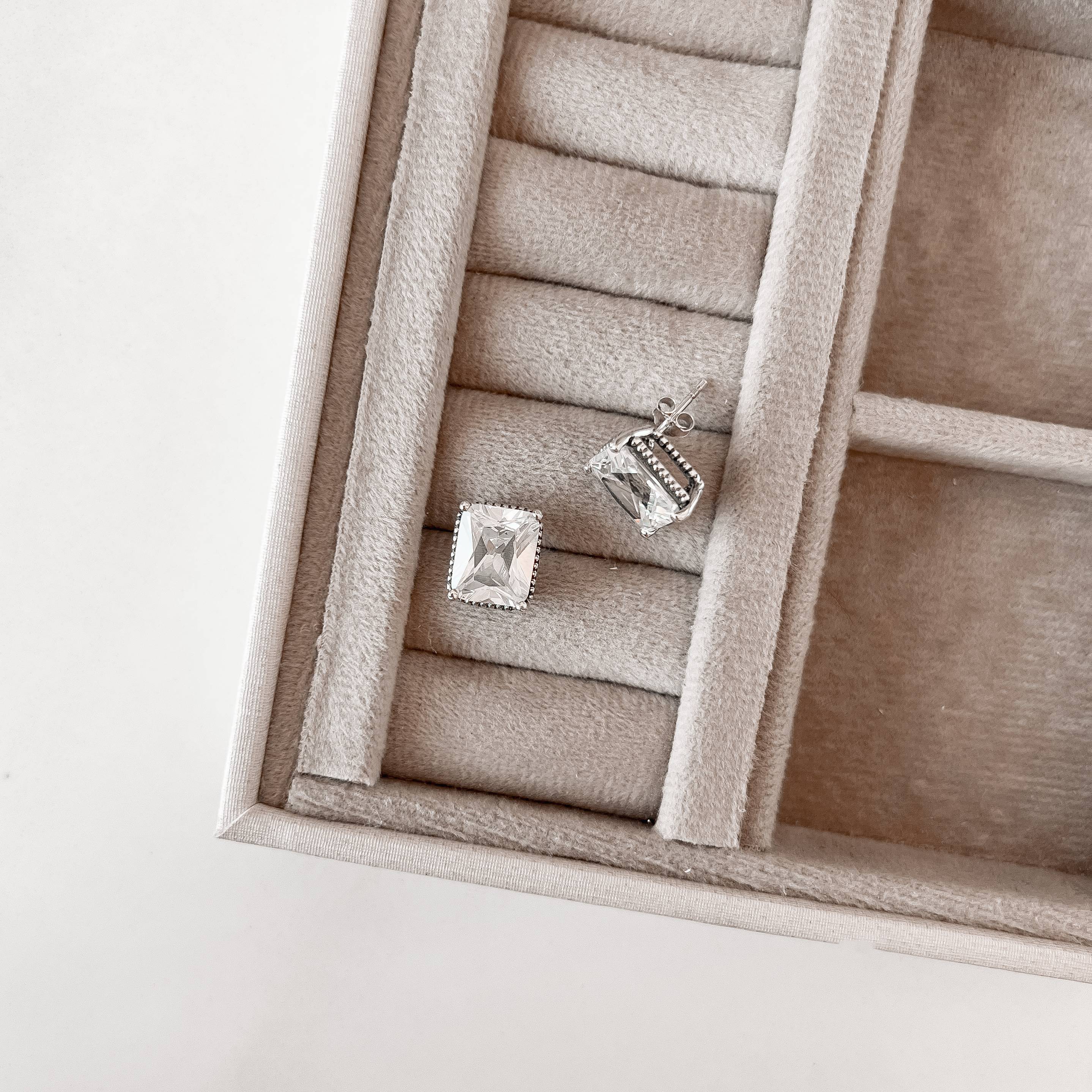 Imagem Brinco zircônia retangular caixa alta 12mm envelhecido