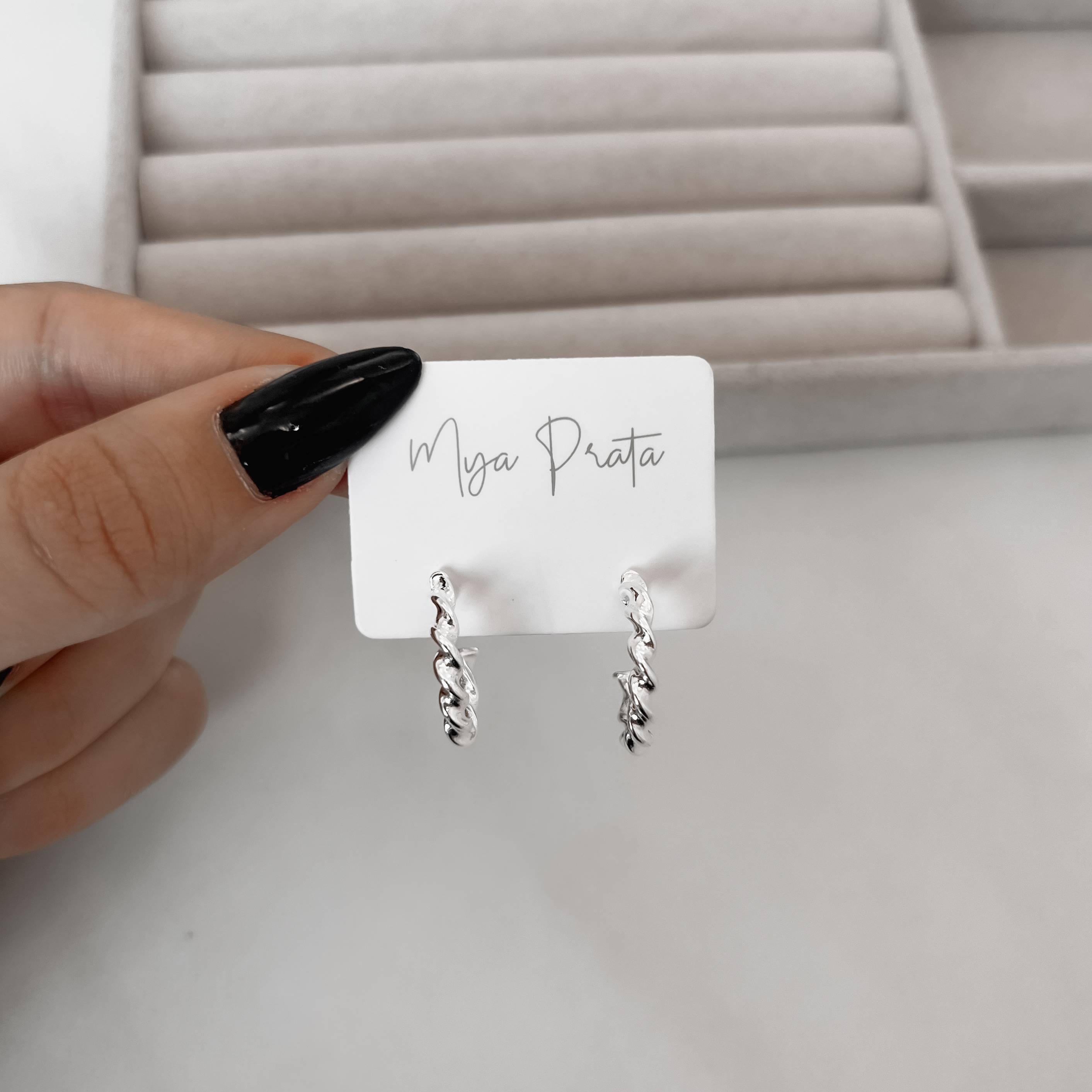 Imagem Secundária Argola torcida 20mm tarraxa