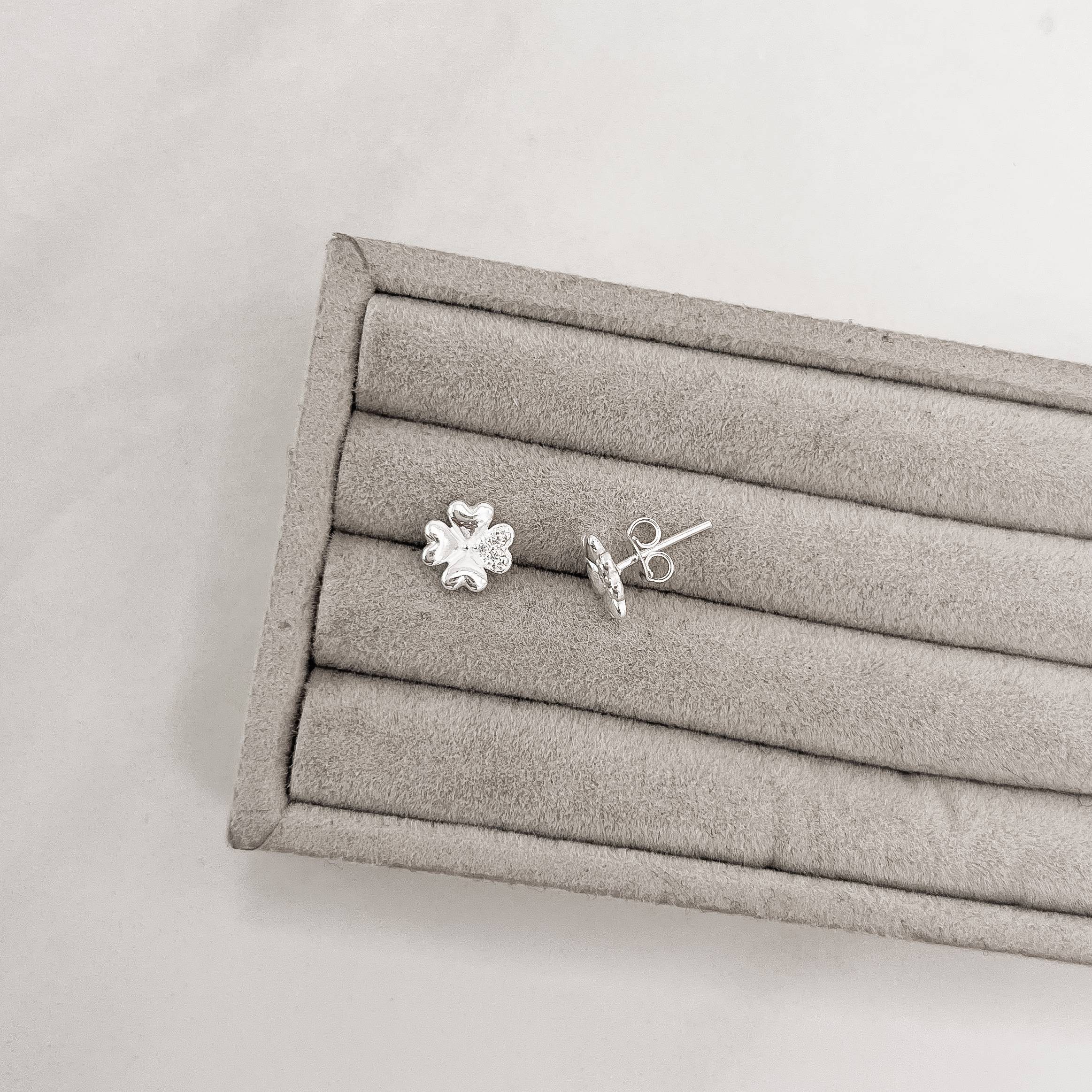 Brinco trevo detalhe cravejado 8mm