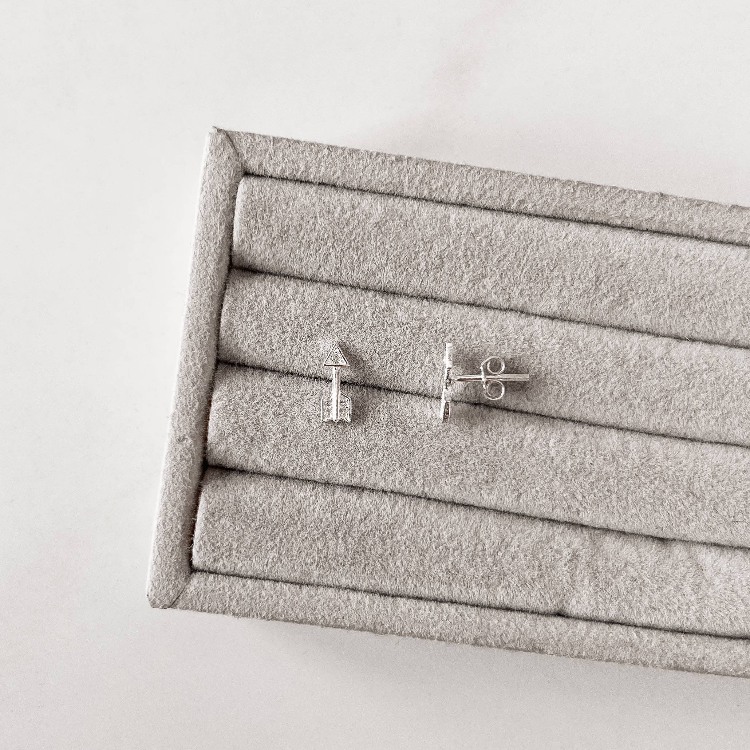 Brinco flecha cravejada 9mm