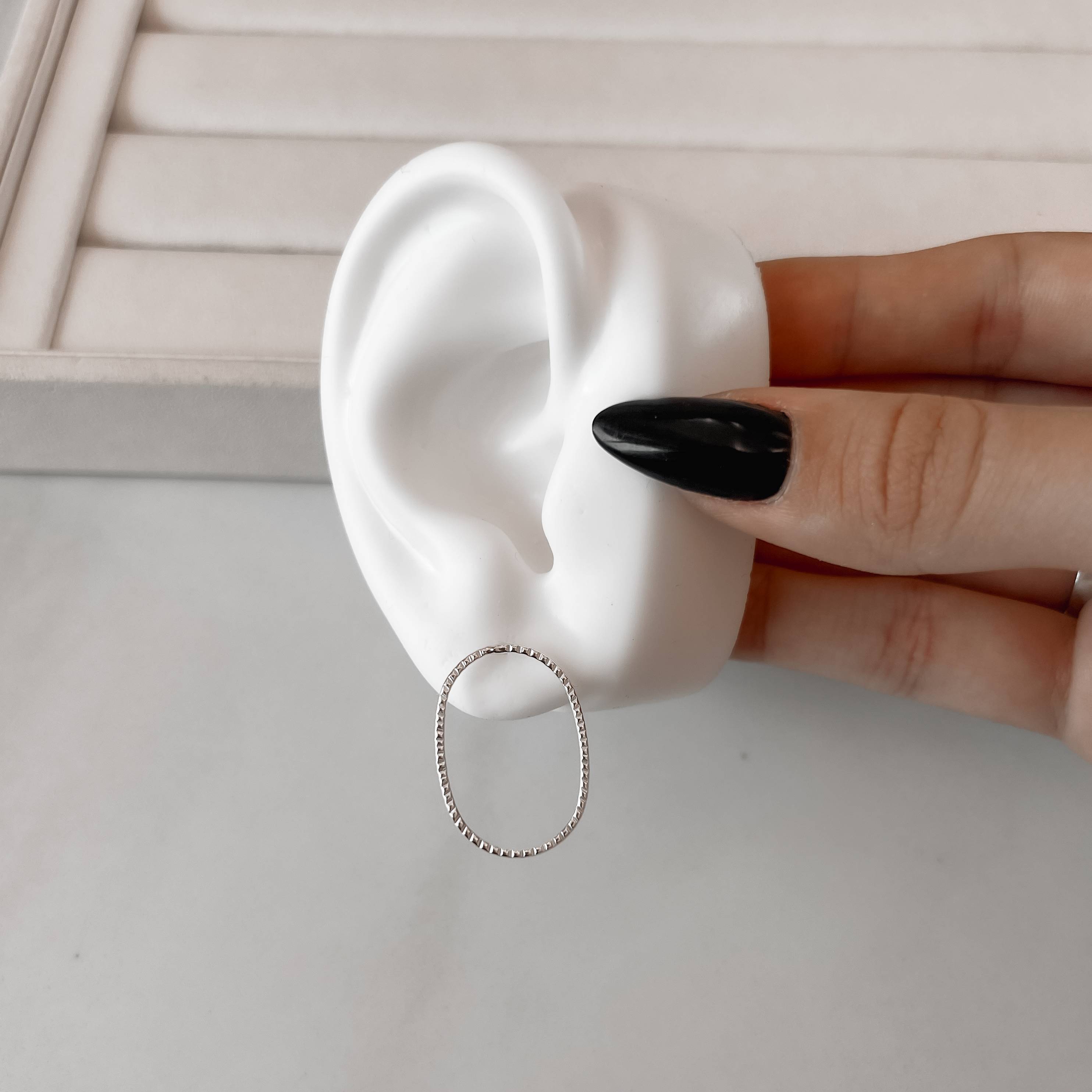 Imagem Brinco oval vazado riscado 26mm