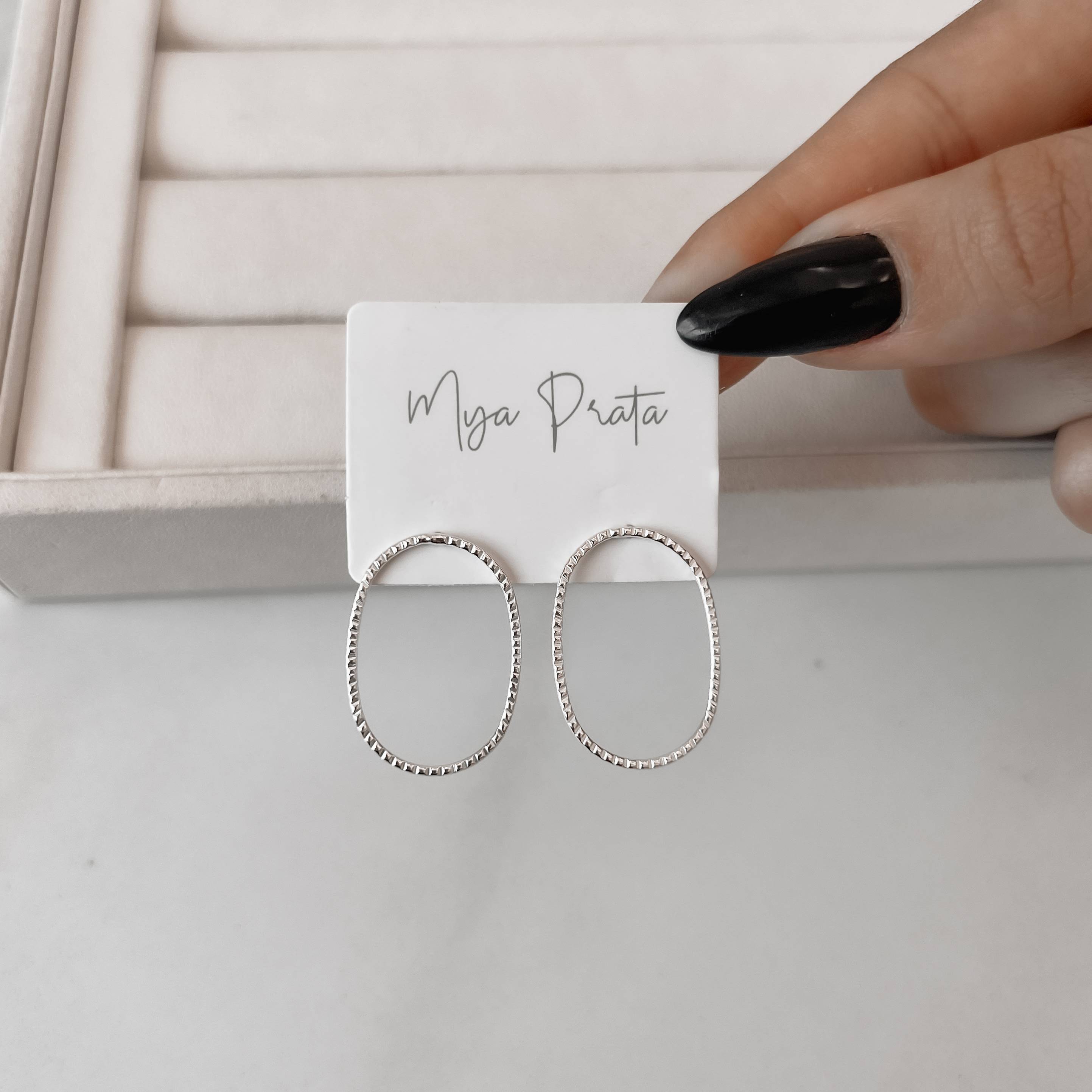 Imagem Secundária Brinco oval vazado riscado 26mm