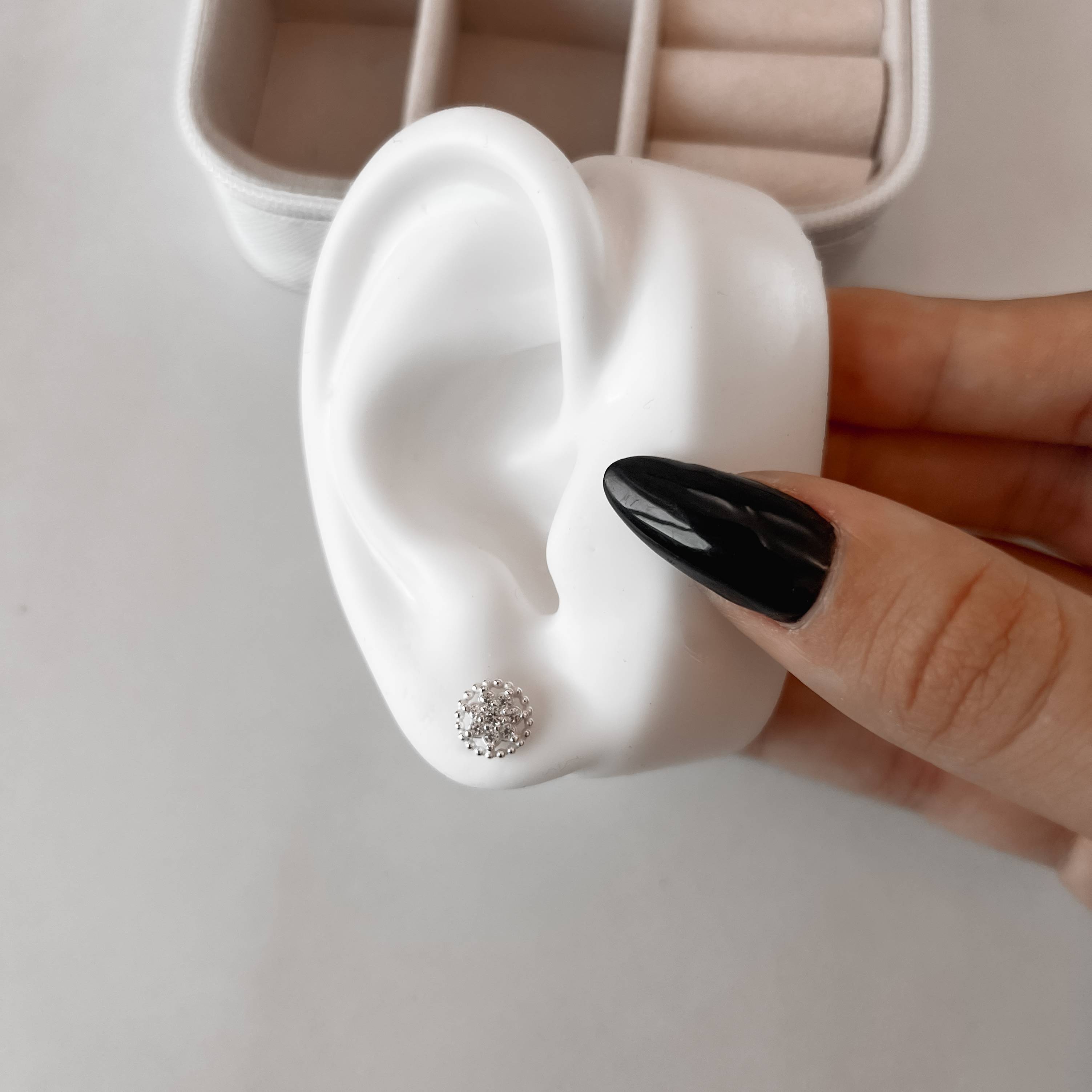 Brinco flor cravejada com bolinhas 8mm