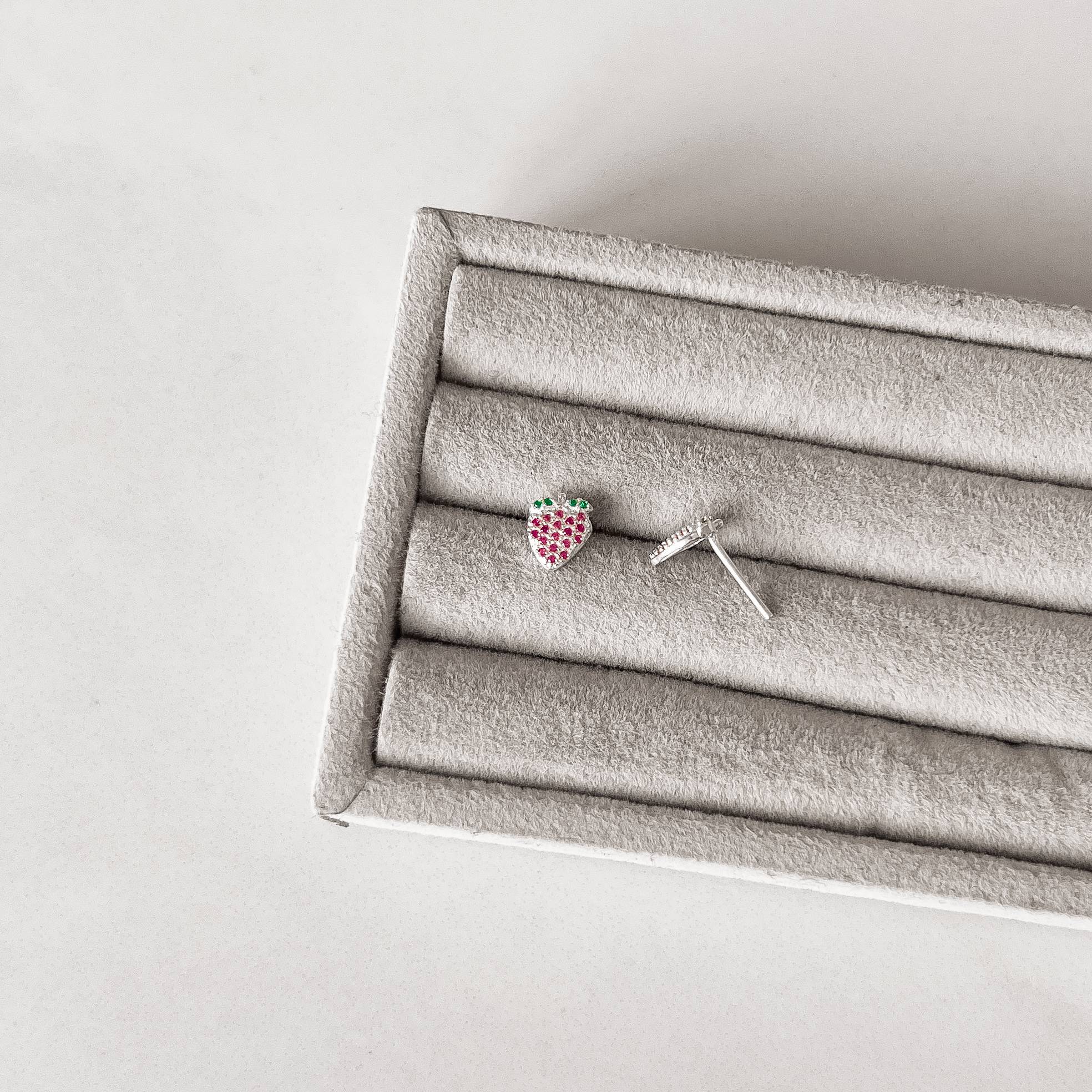 Imagem Brinco morango cravejado colorido 8mm