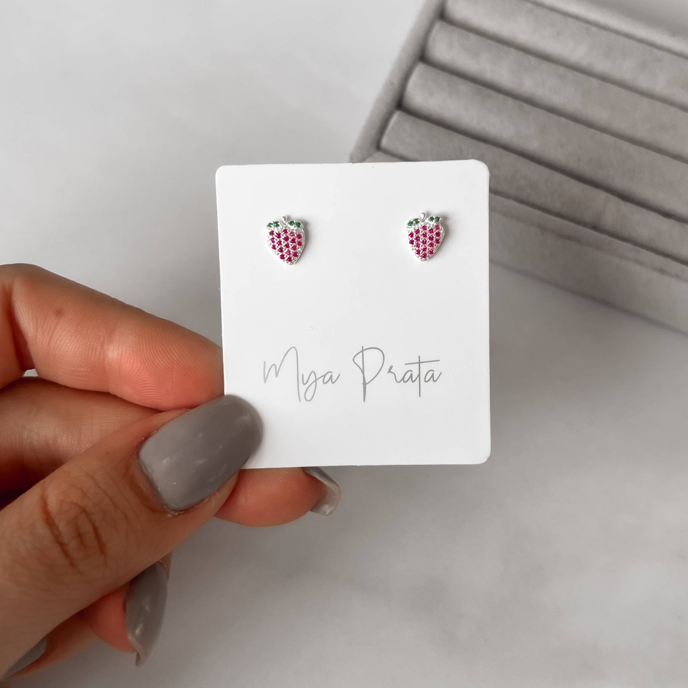 Imagem Secundária Brinco morango cravejado colorido 8mm